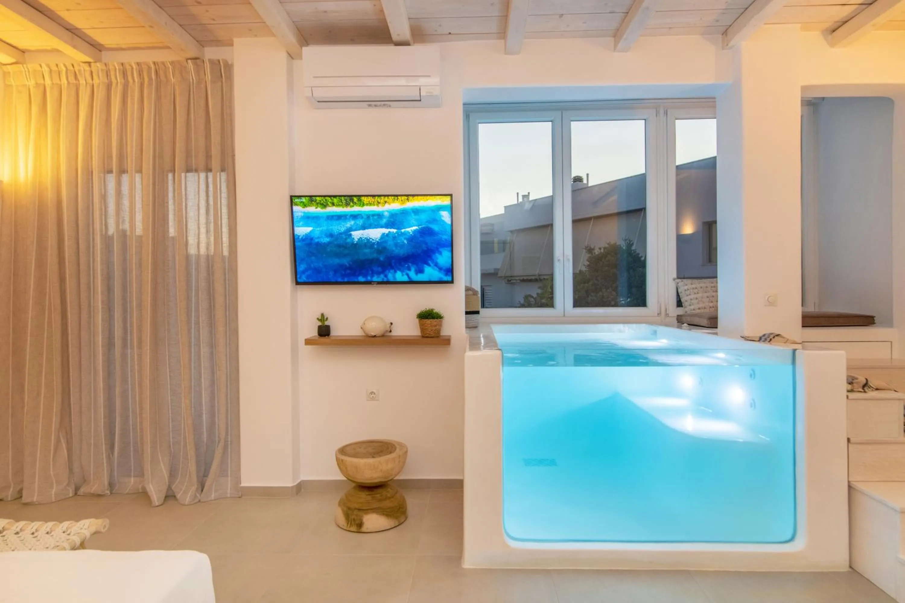 Swimming pool in Vincenzo Family Rooms