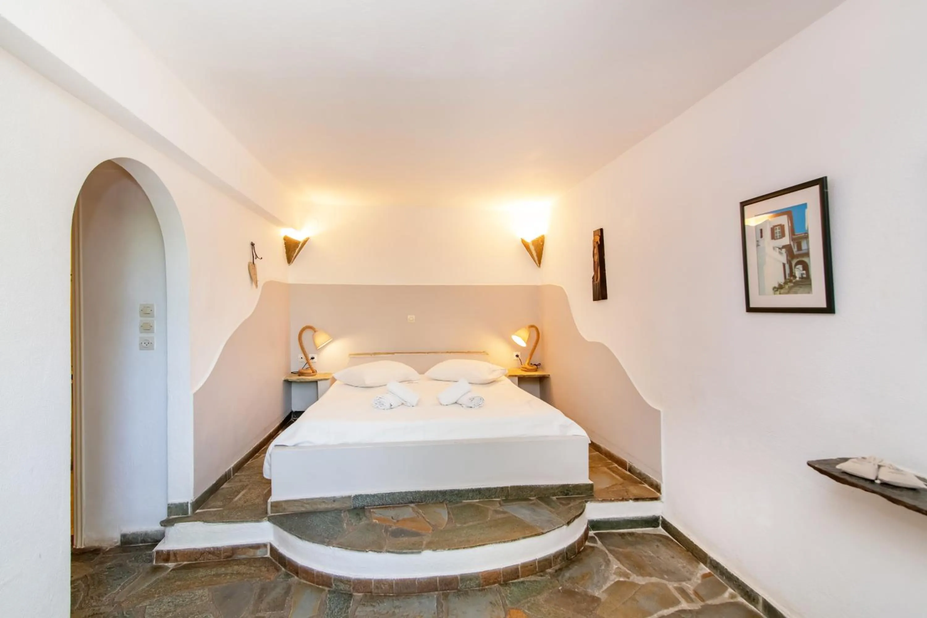 Bedroom, Bed in Vincenzo Family Rooms