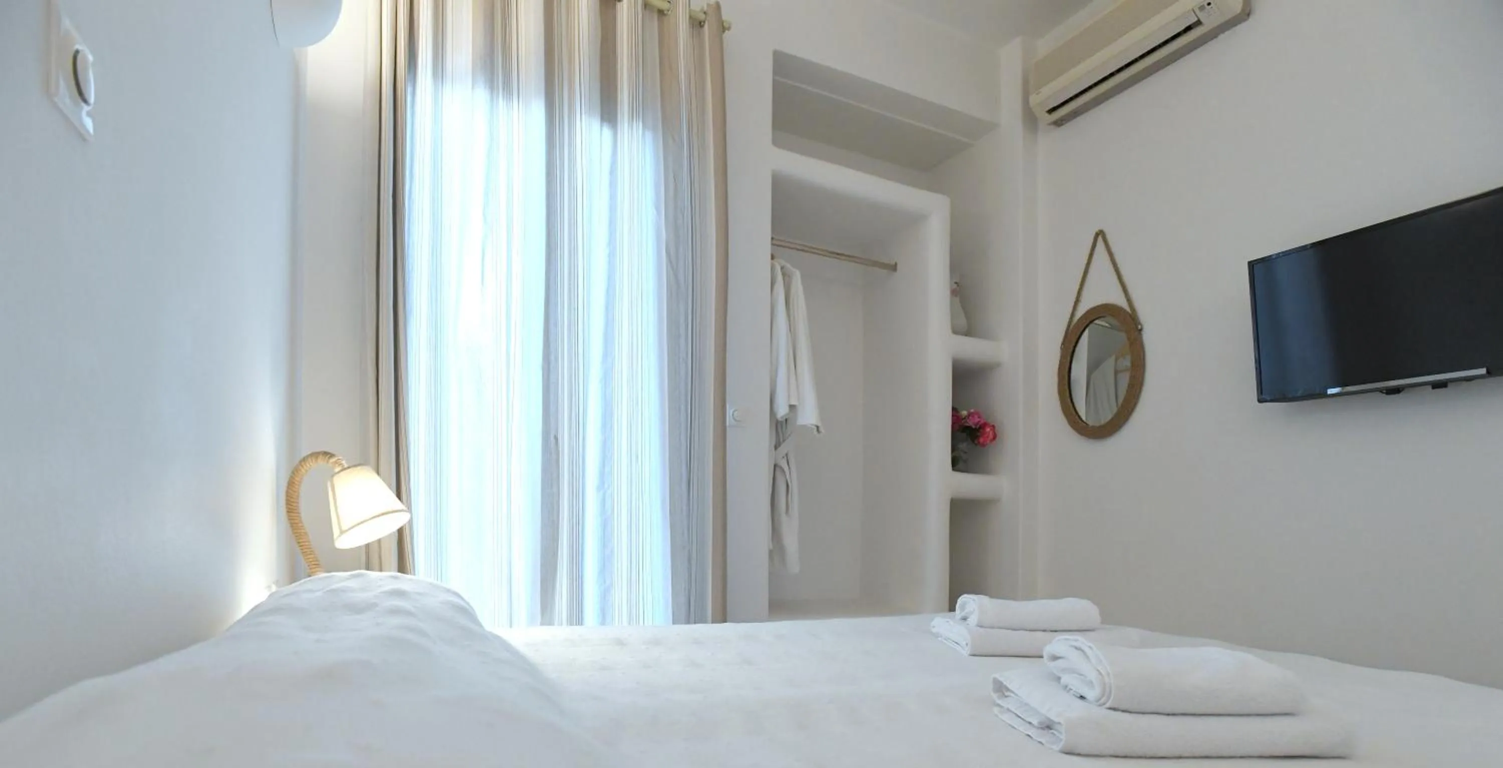 Bedroom, Bed in Vincenzo Family Rooms