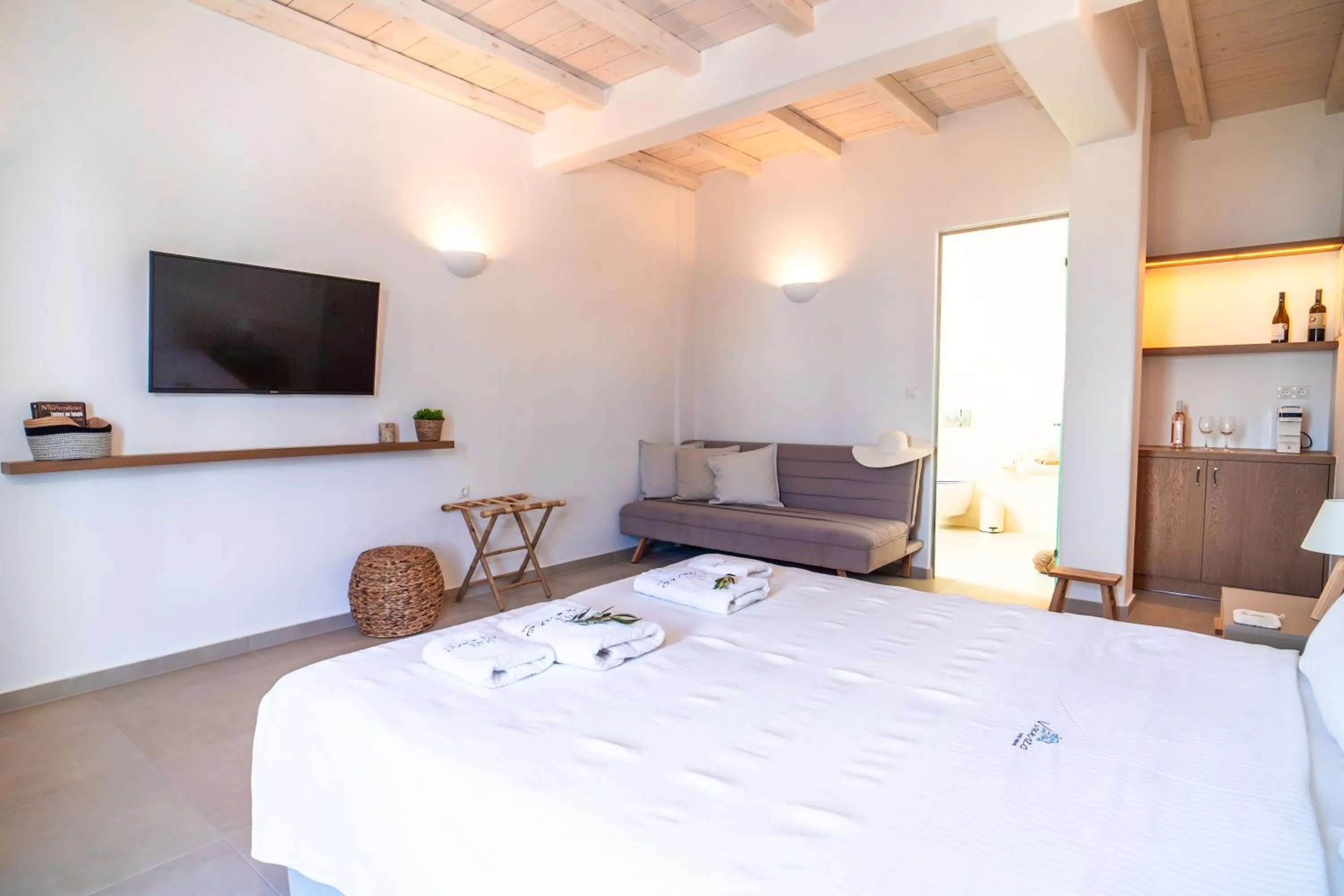 Photo of the whole room, Bed in Vincenzo Family Rooms