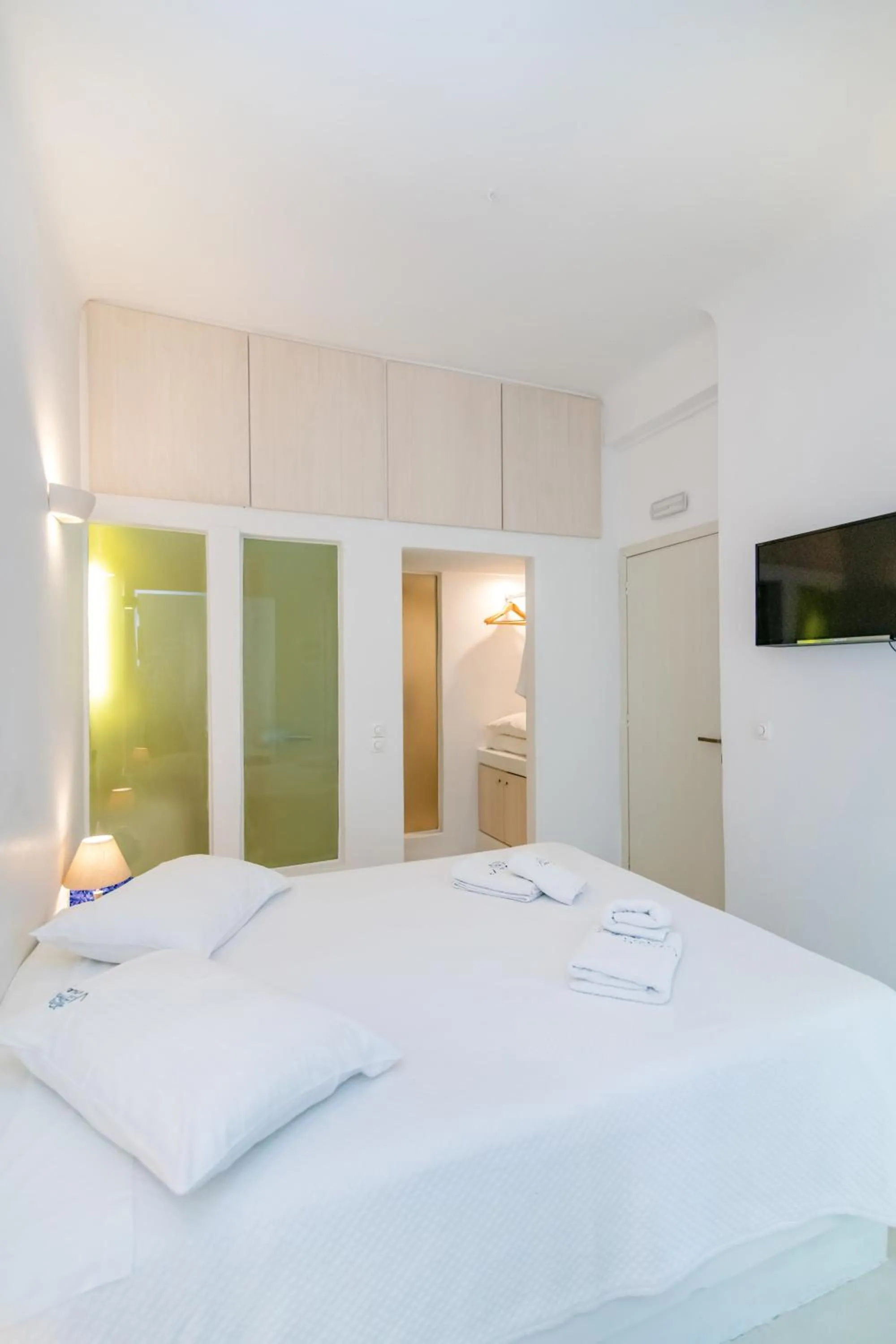 Bedroom, Bed in Vincenzo Family Rooms