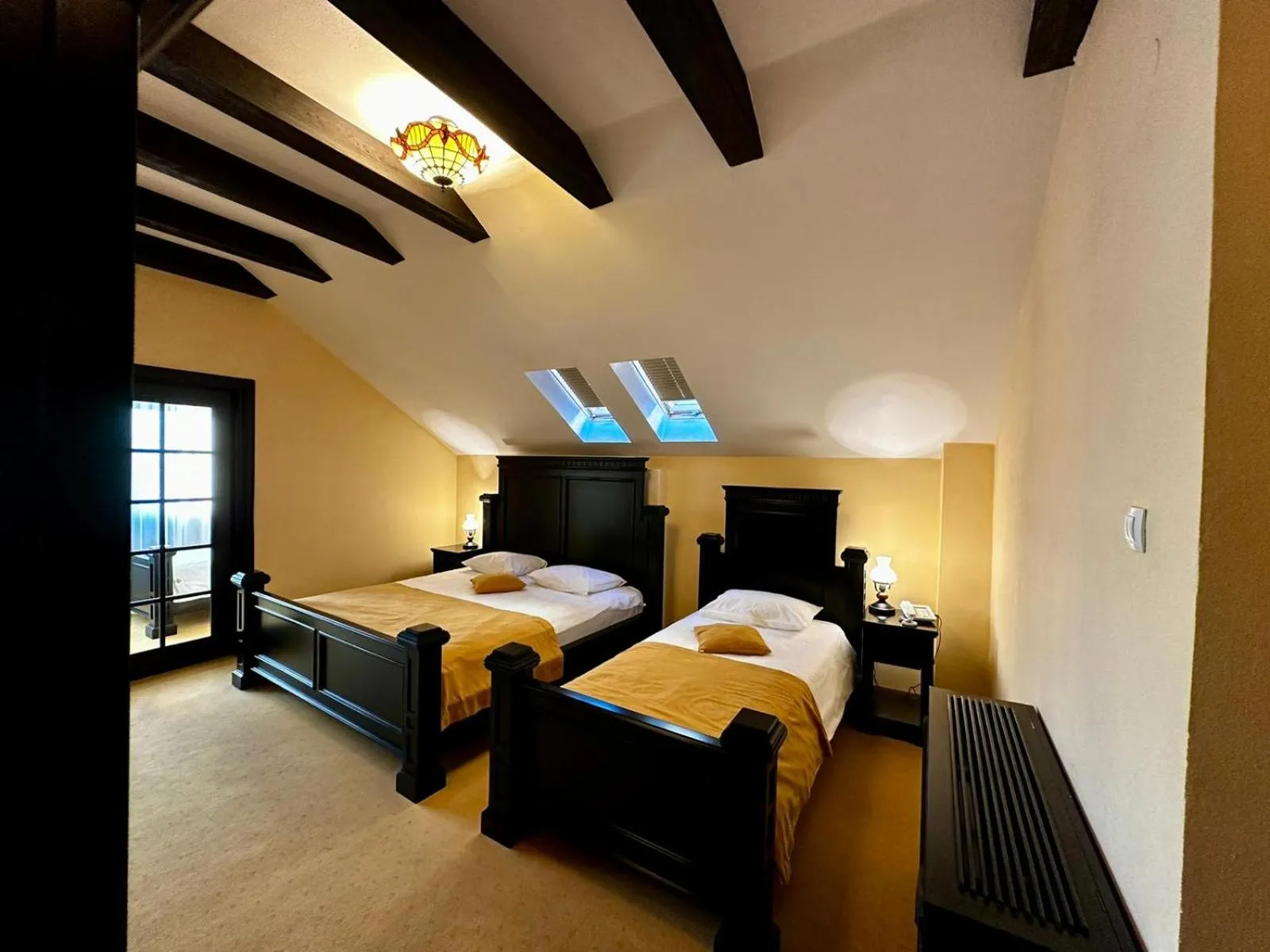 Bed in Podu' cu Lanturi