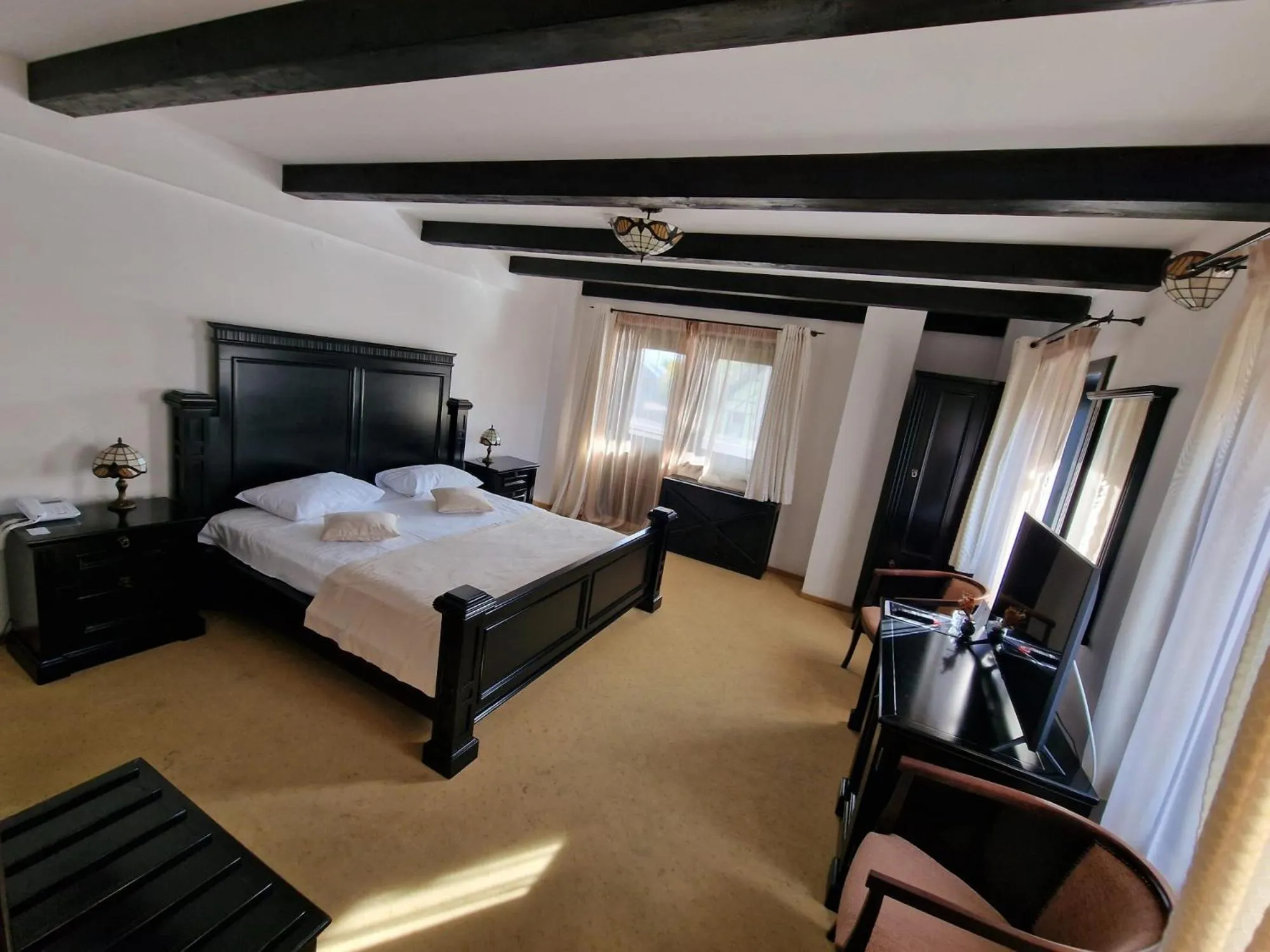 Bed in Podu' cu Lanturi