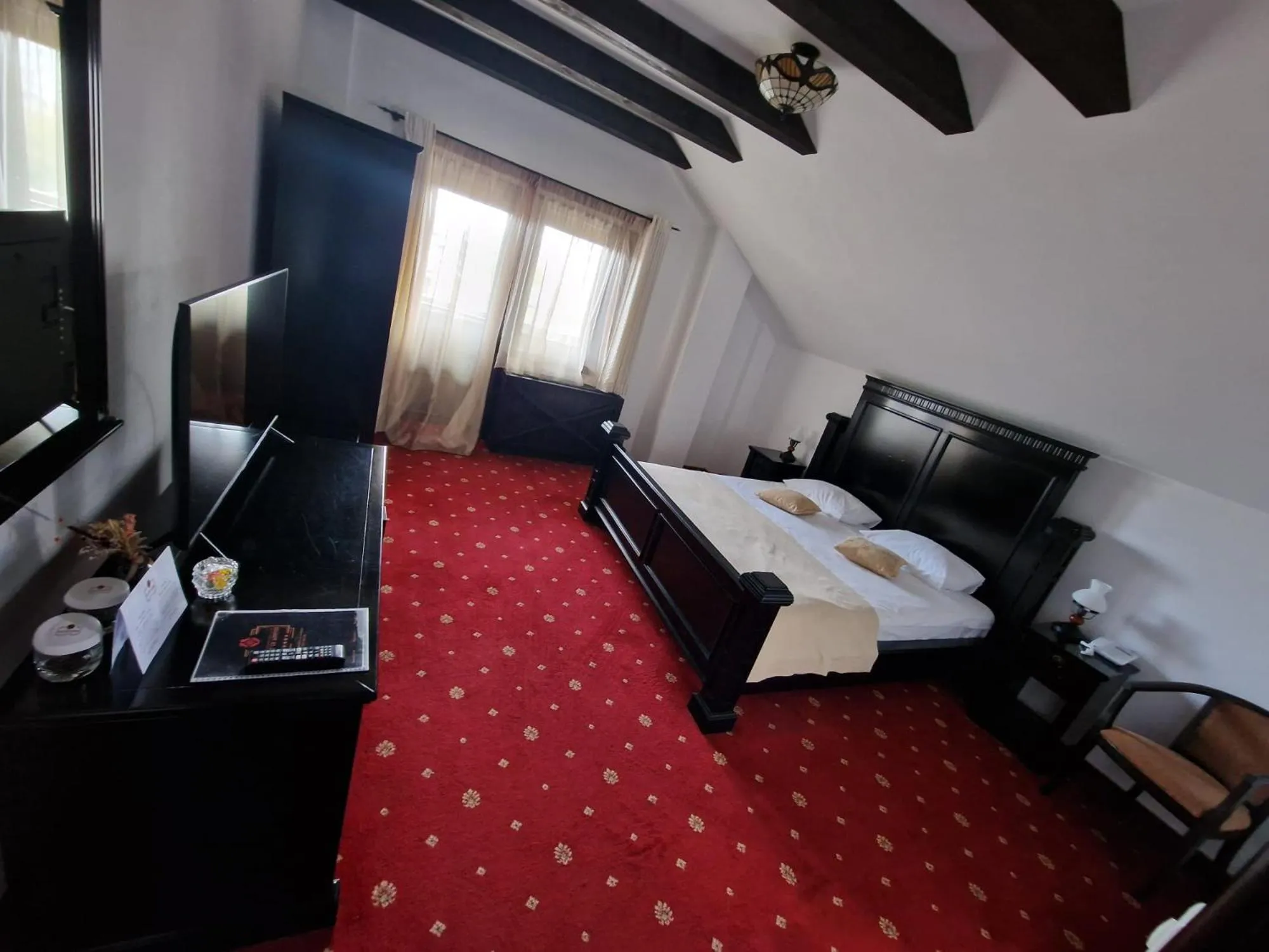 Bed in Podu' cu Lanturi