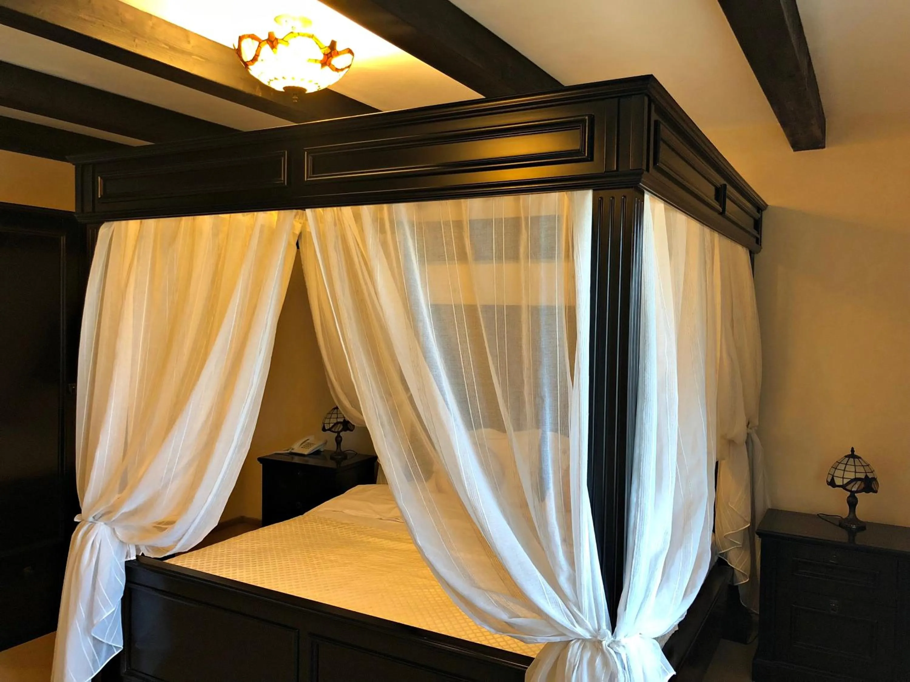 Bed in Podu' cu Lanturi