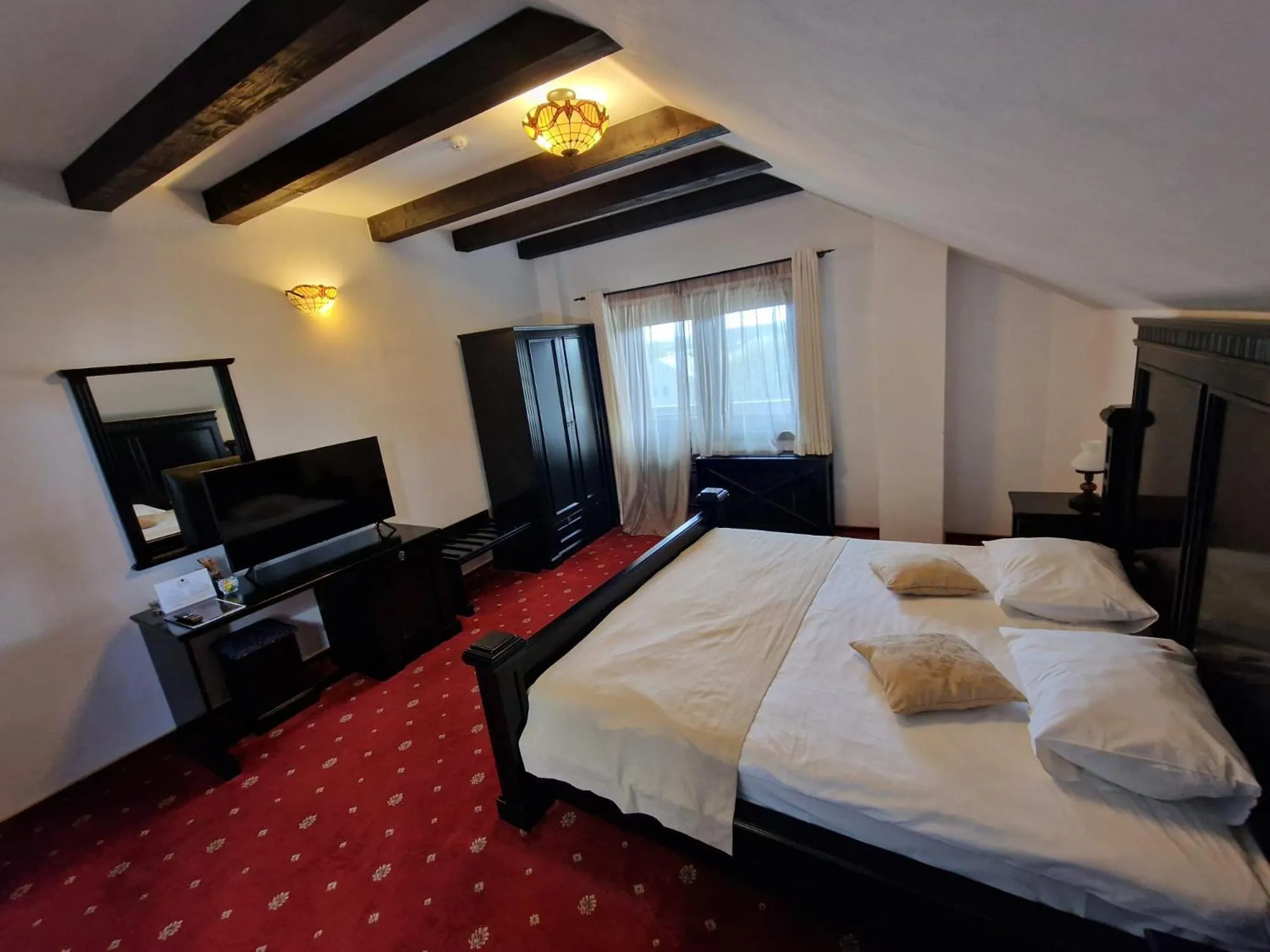 Bed in Podu' cu Lanturi