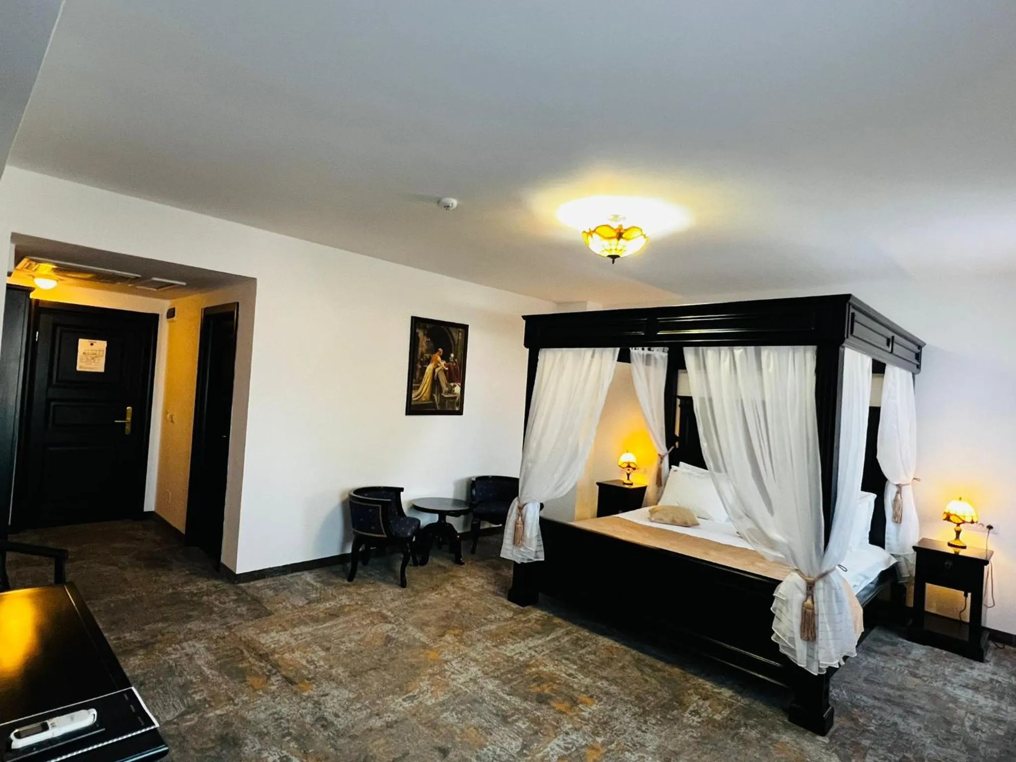 Bed in Podu' cu Lanturi