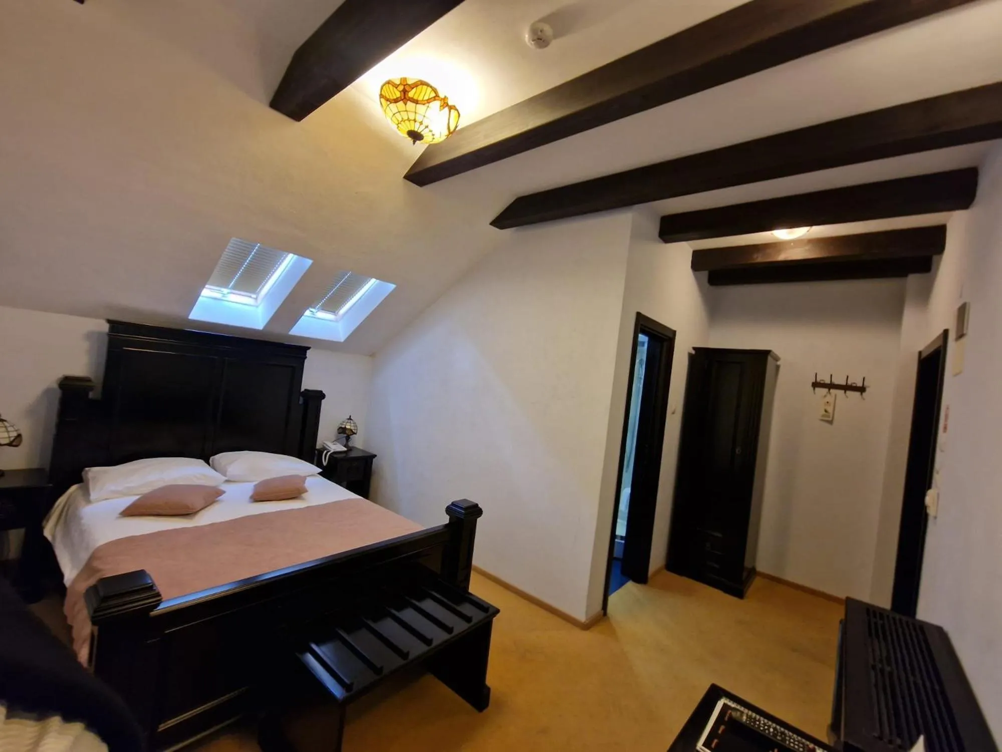 Bed in Podu' cu Lanturi