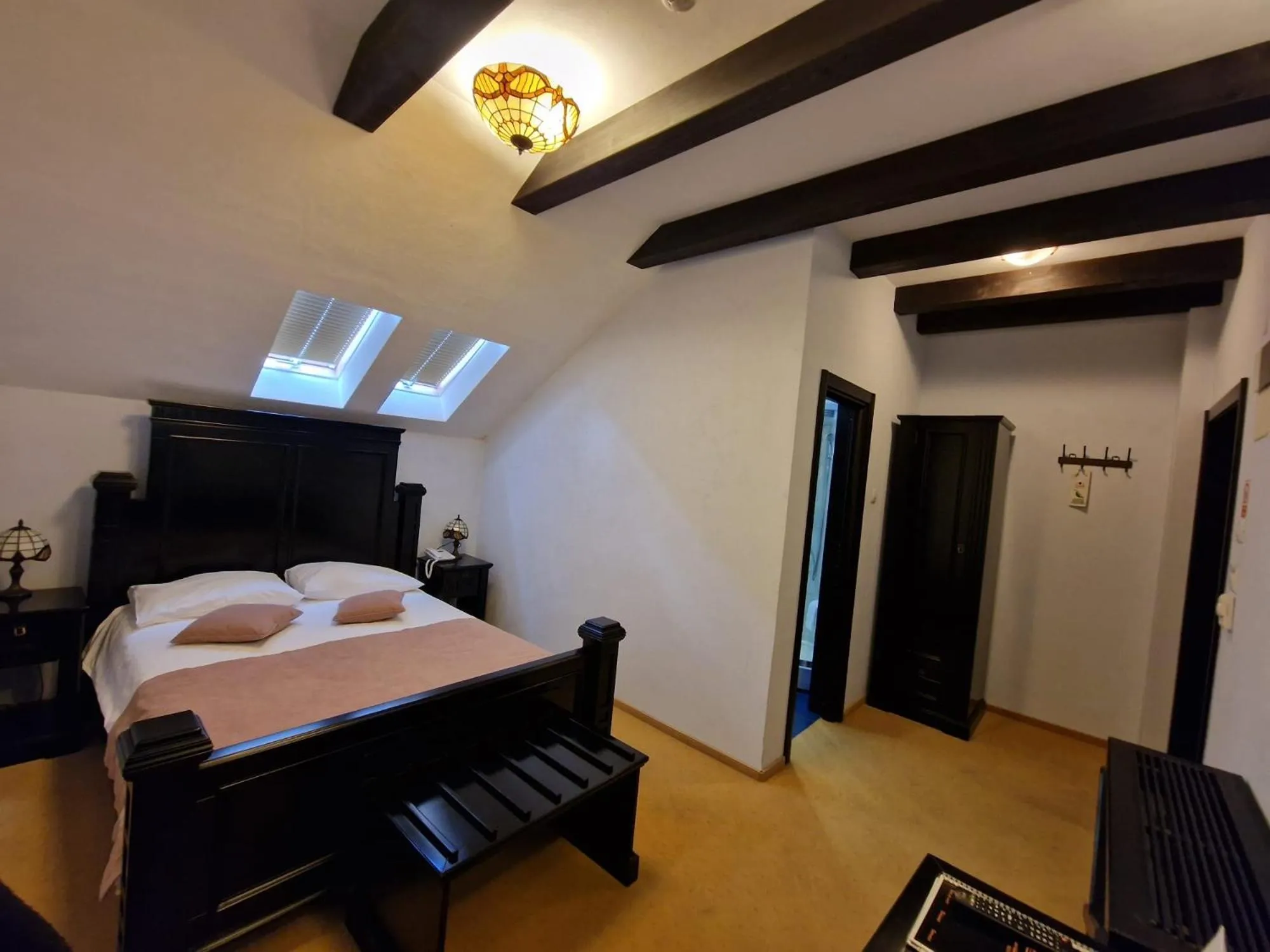 Bed in Podu' cu Lanturi