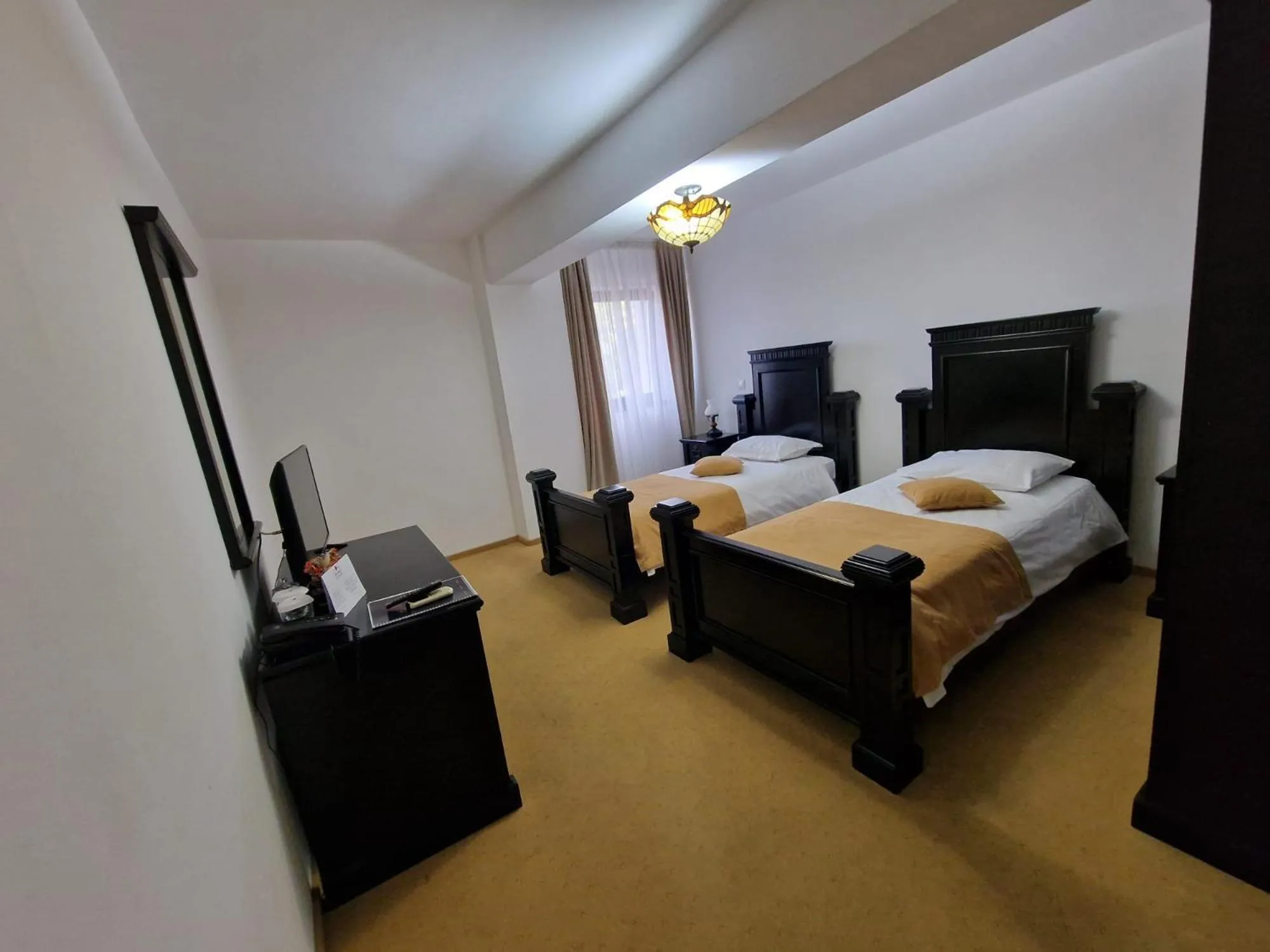 Bed in Podu' cu Lanturi