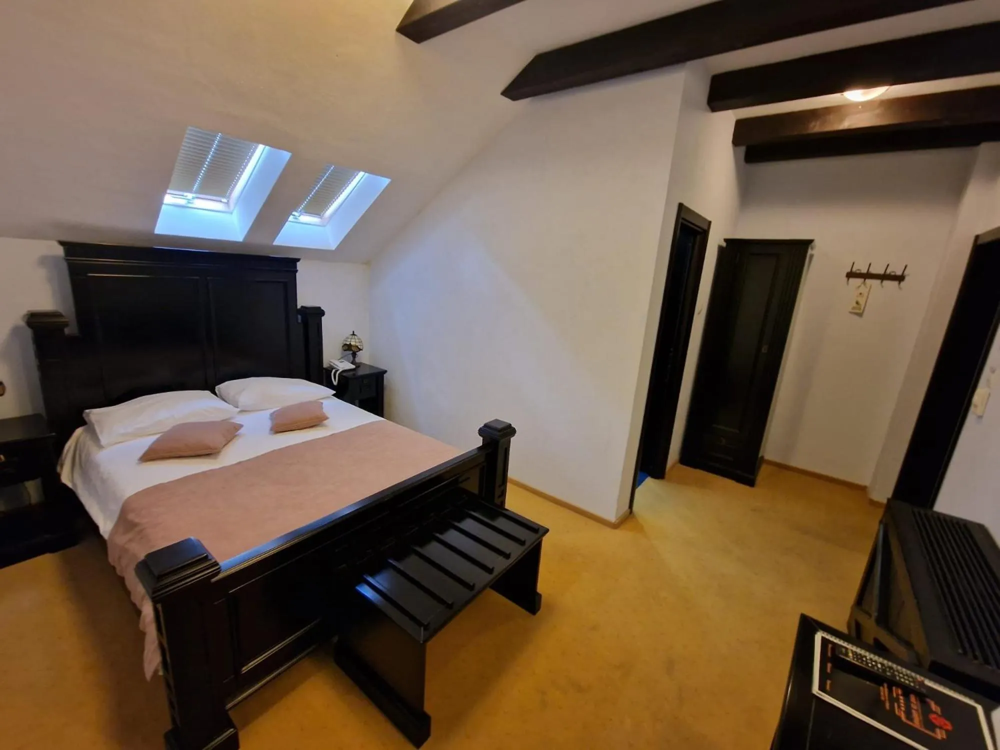 Bed in Podu' cu Lanturi