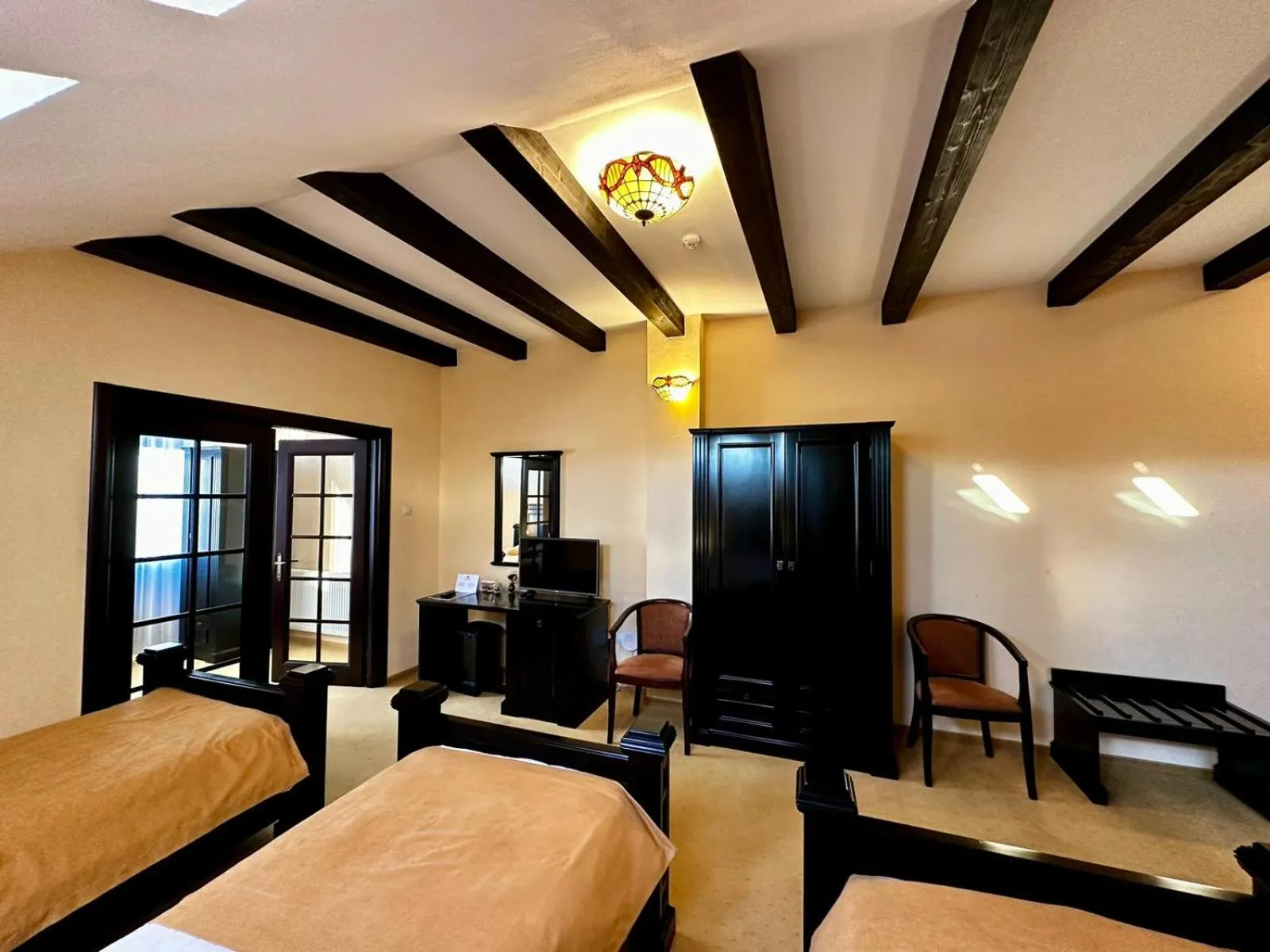 Bed in Podu' cu Lanturi