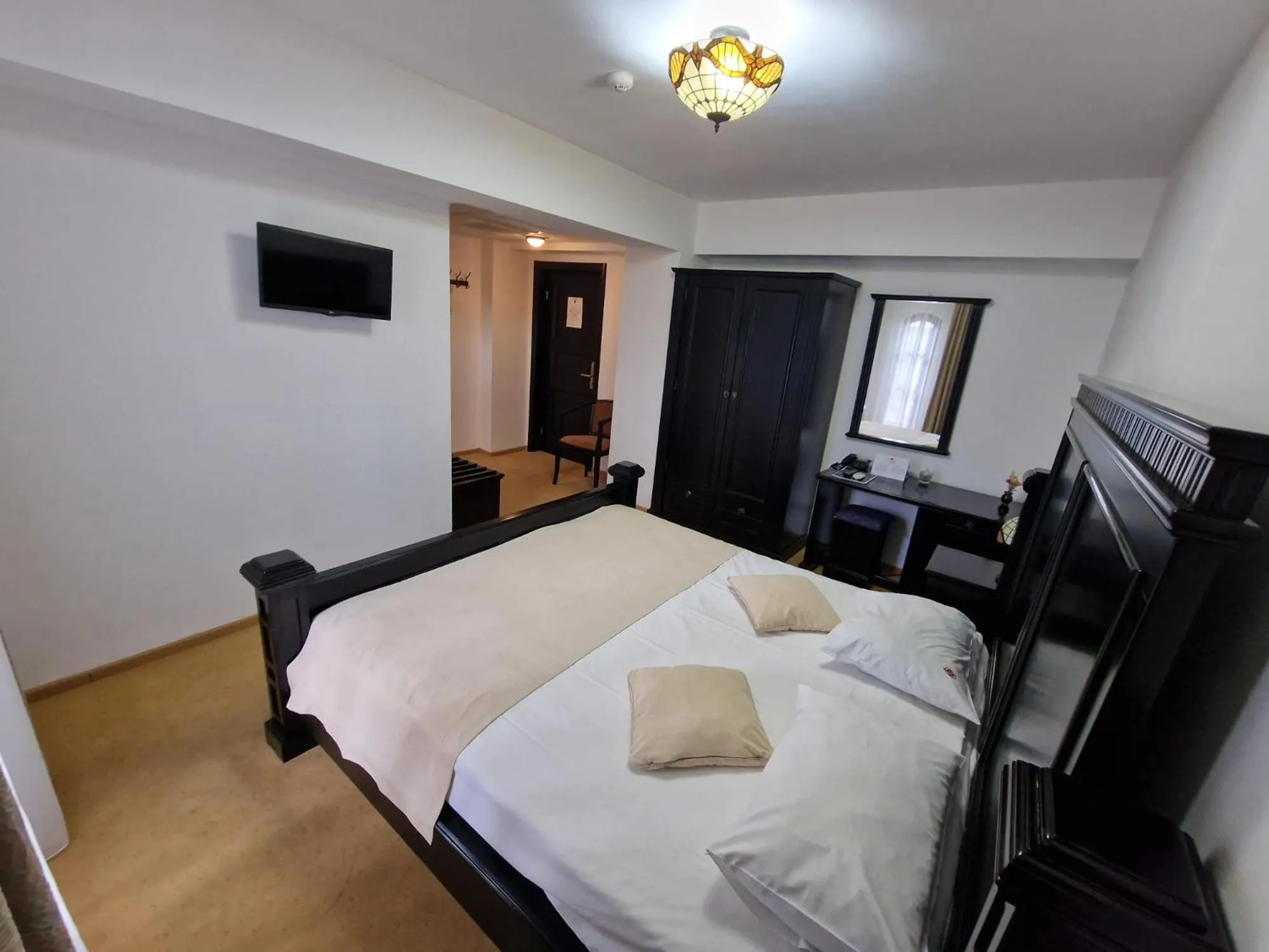 Bed in Podu' cu Lanturi