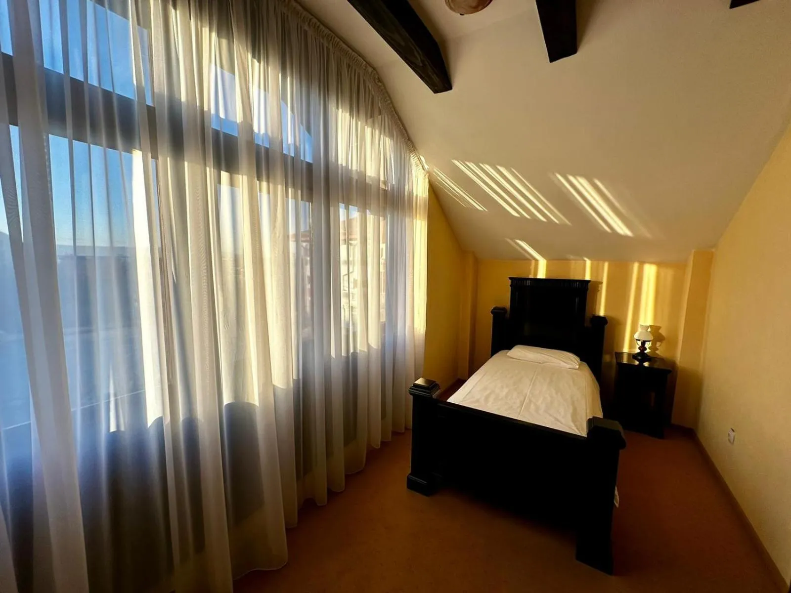 Bed in Podu' cu Lanturi