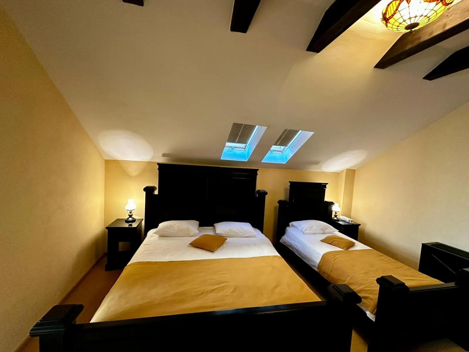 Bed in Podu' cu Lanturi