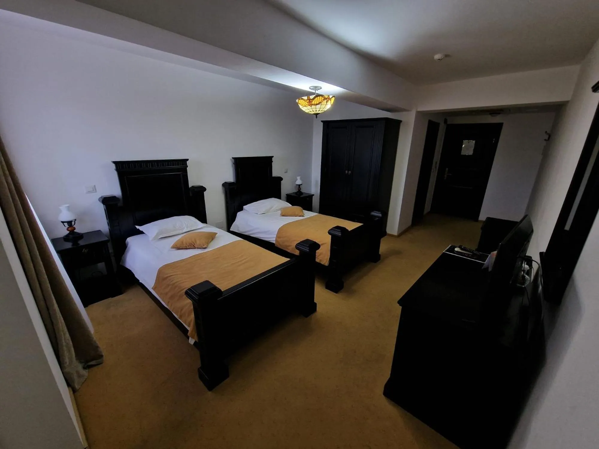 Bed in Podu' cu Lanturi