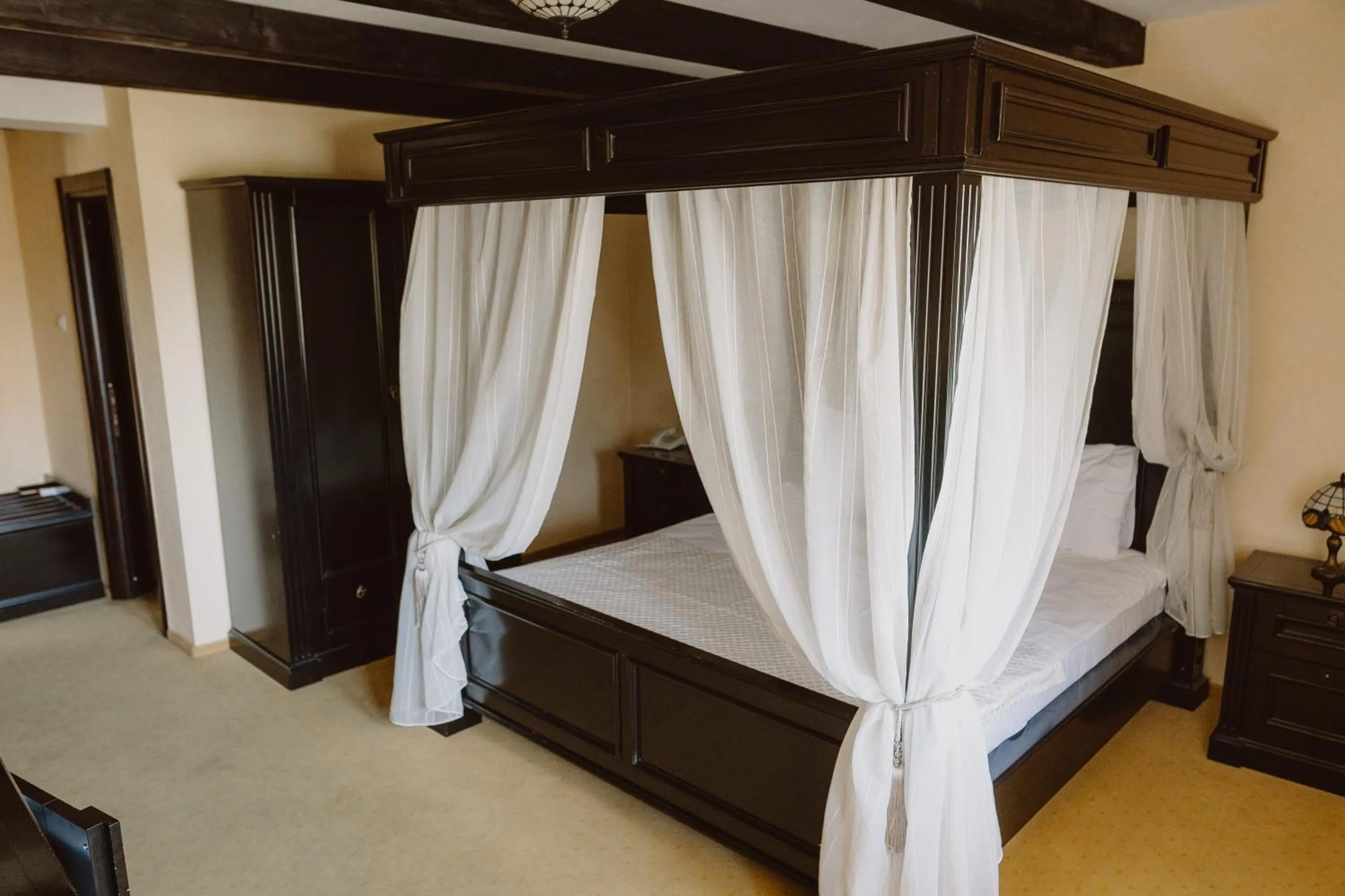 Bed in Podu' cu Lanturi