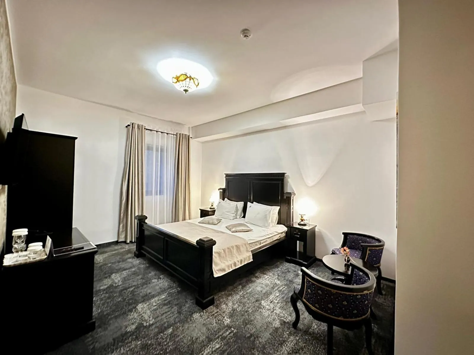 Bed in Podu' cu Lanturi