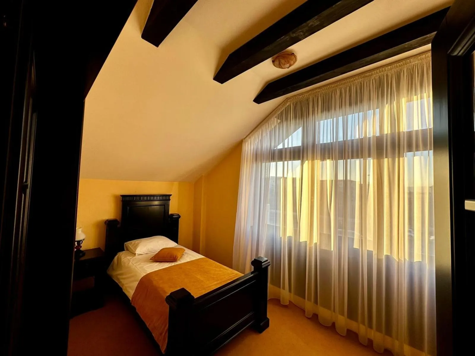 Bed in Podu' cu Lanturi