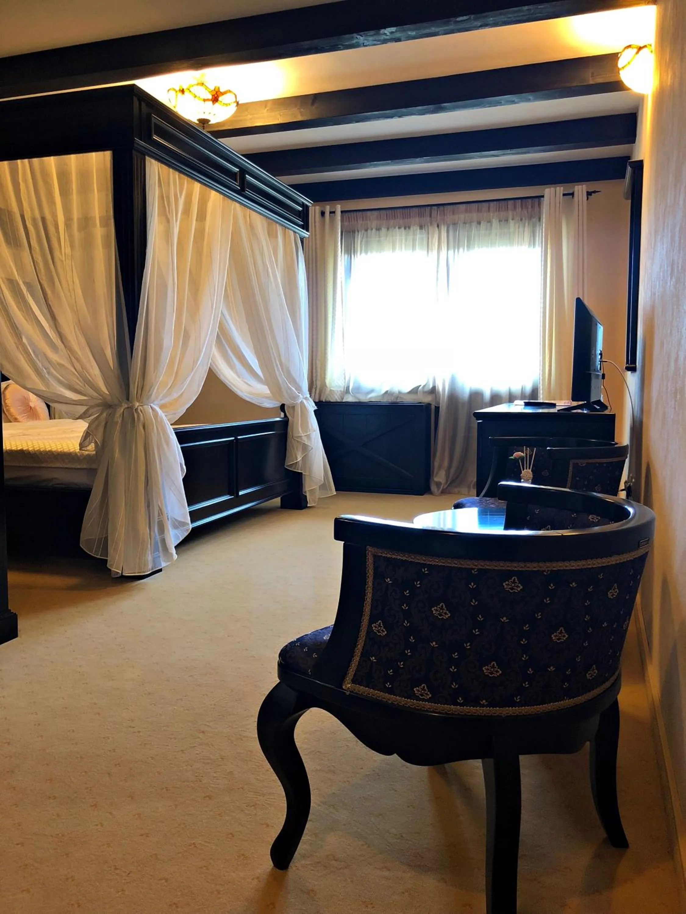 Bed in Podu' cu Lanturi