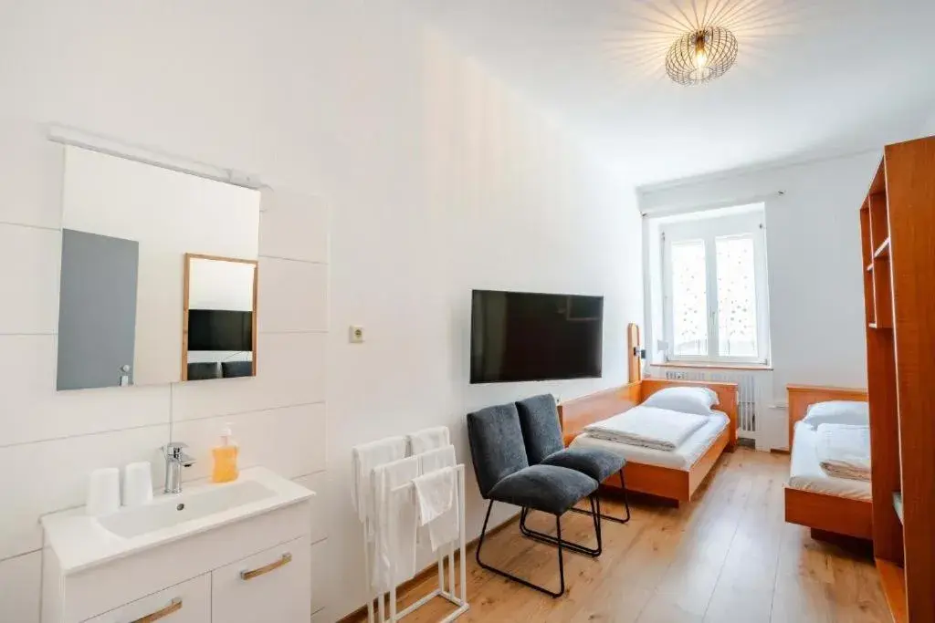 Double Room with Shared Bathroom in Ott's Hotel Weinwirtschaft & Biergarten Weil am Rhein/Basel Double Room with Shared Bathroom in Ott's Hotel Weinwirtschaft & Biergarten Weil am Rhein/Basel