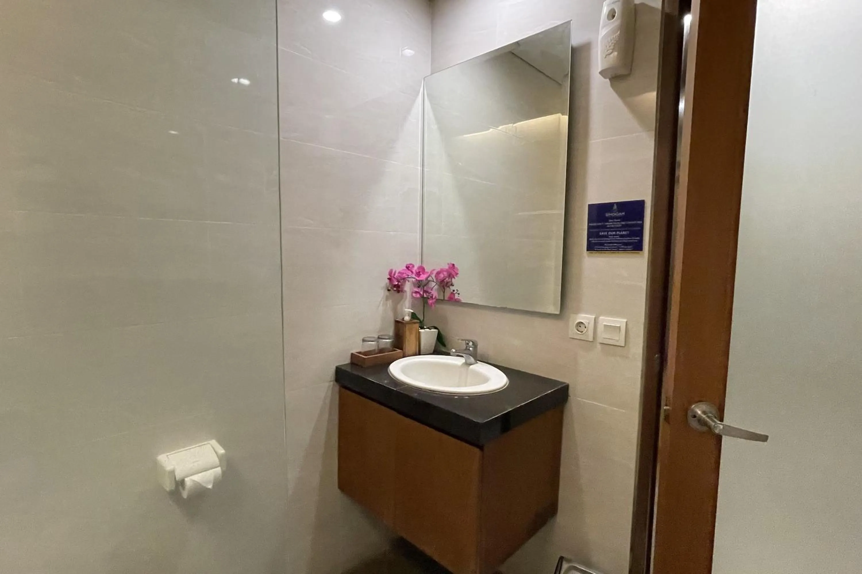 Bathroom in Singgah Hotel Seminyak