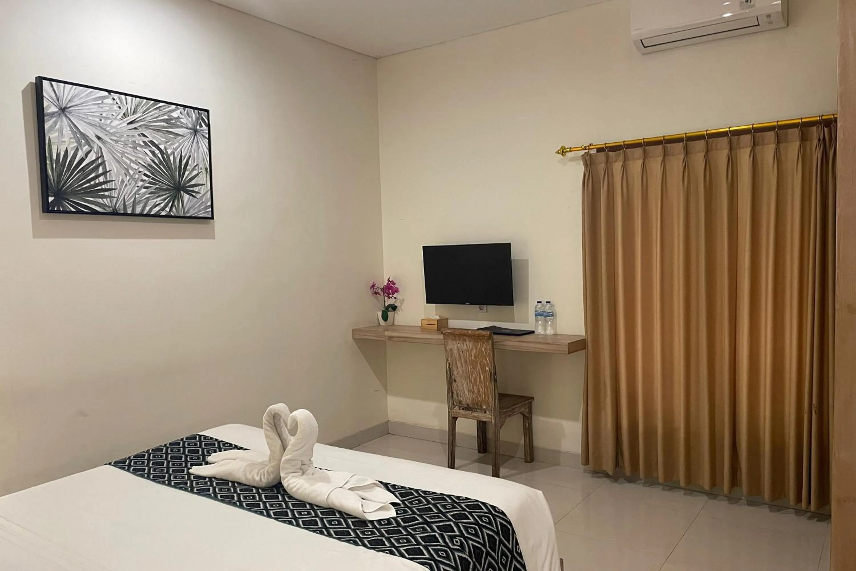 Photo of the whole room, Bed in Singgah Hotel Seminyak