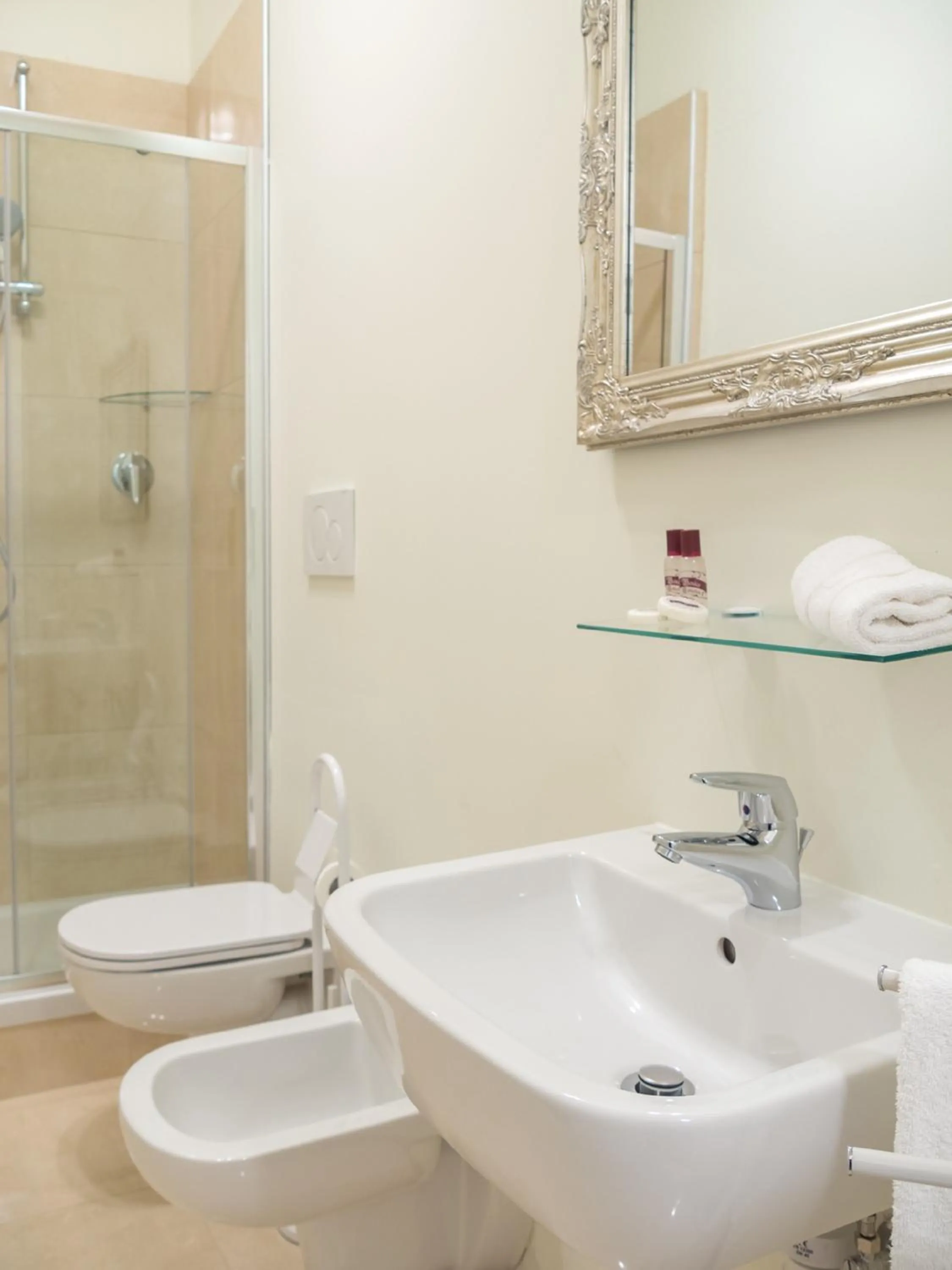 Bathroom in Grand Canal Suite by Wonderful Italy