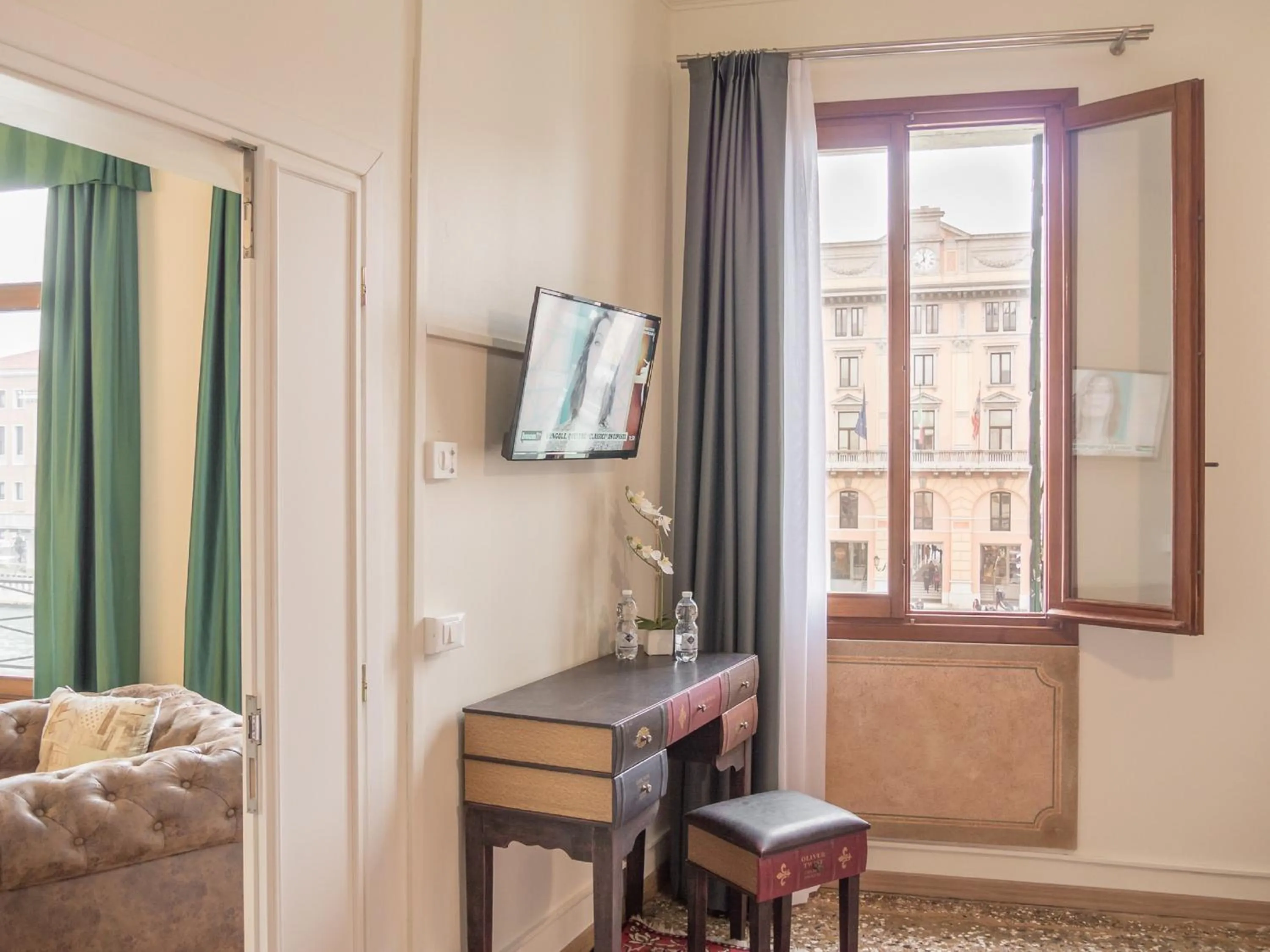 Communal lounge/ TV room, Bed in Grand Canal Suite by Wonderful Italy