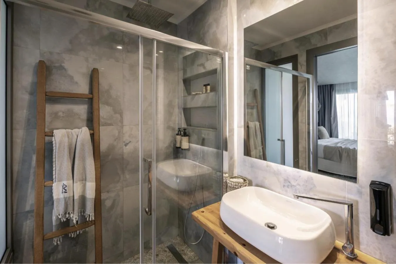 Blue Carpet Luxury Suites