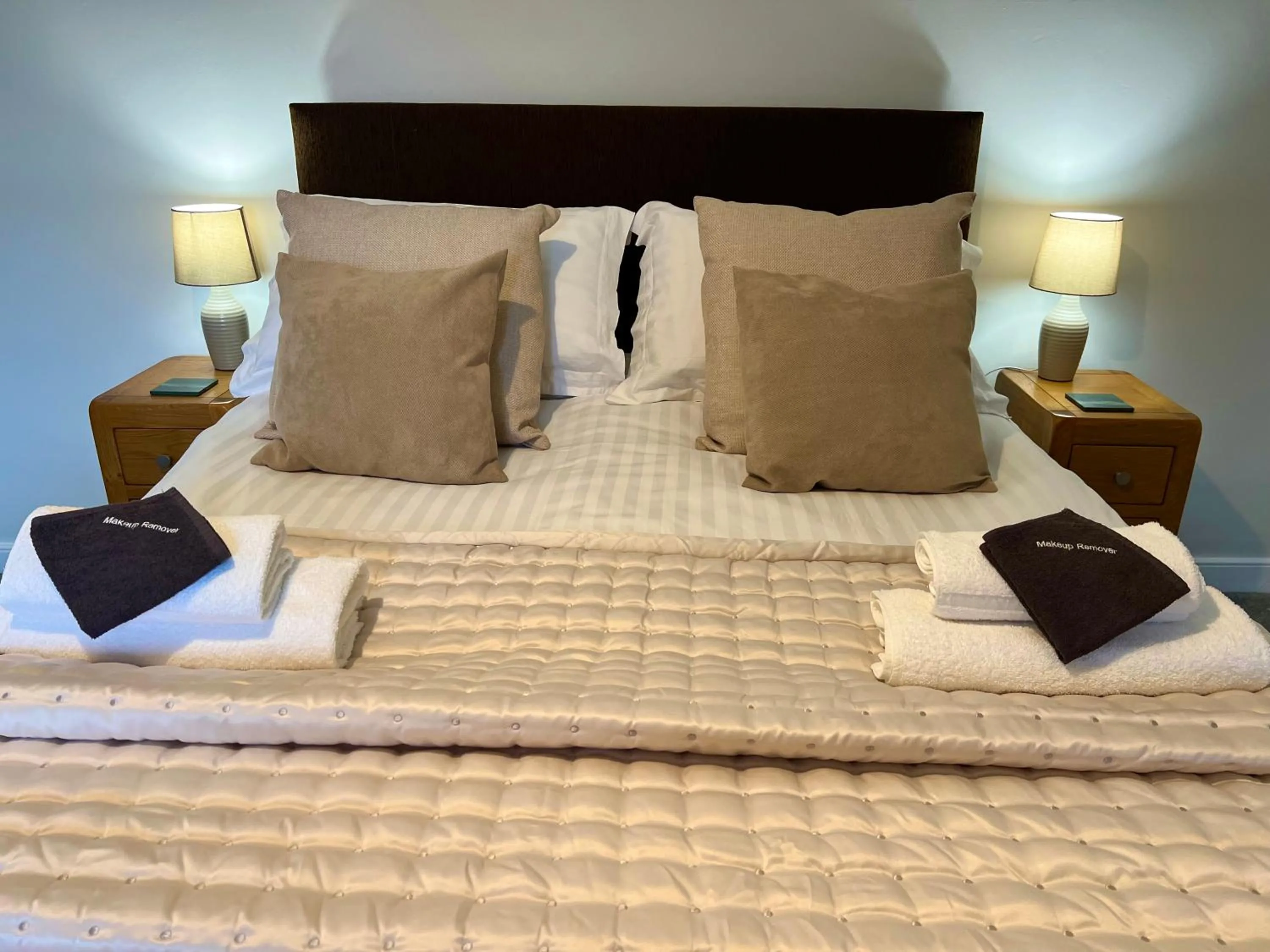 Bed in Dolly Waggon Guest House