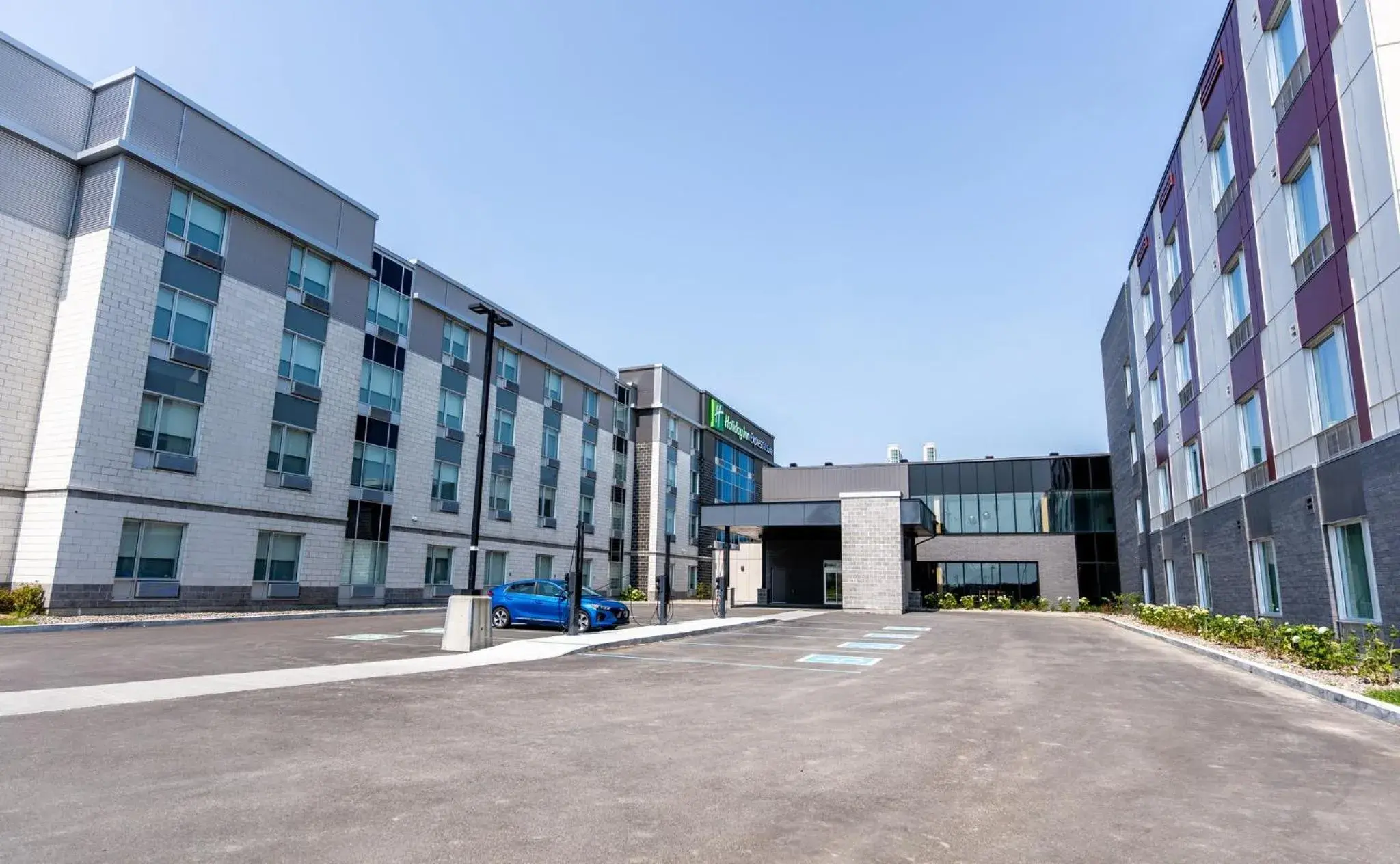Property building in Holiday Inn Express & Suites - Trois Rivieres Ouest by IHG Property building in Holiday Inn Express & Suites - Trois Rivieres Ouest by IHG