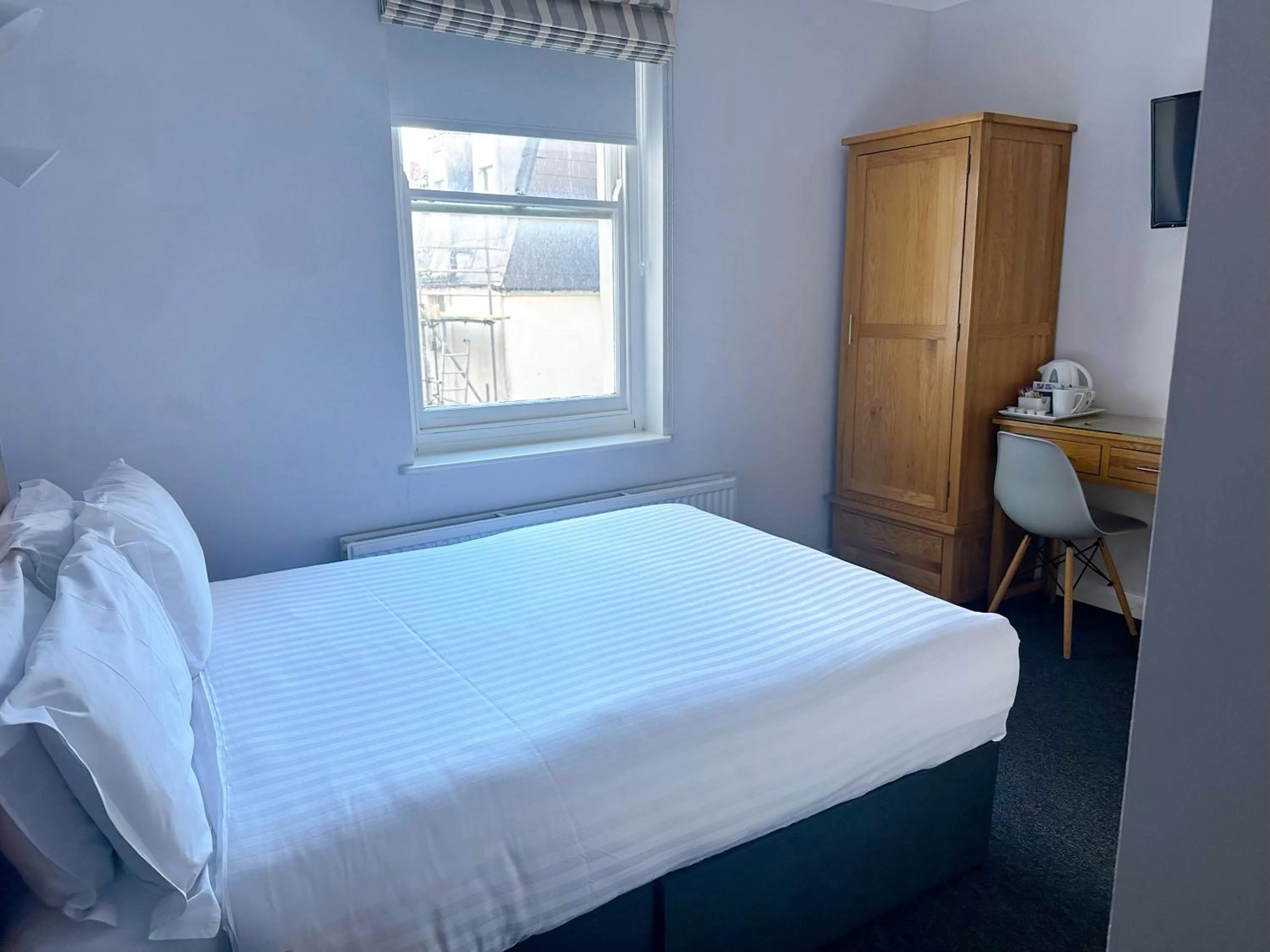 Bedroom, Bed in Legends Hotel