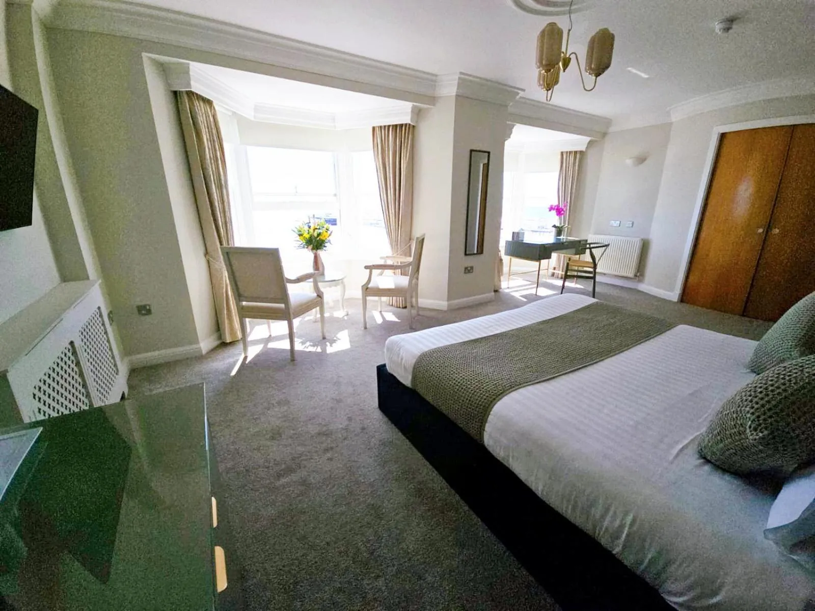 Bedroom, Bed in Legends Hotel