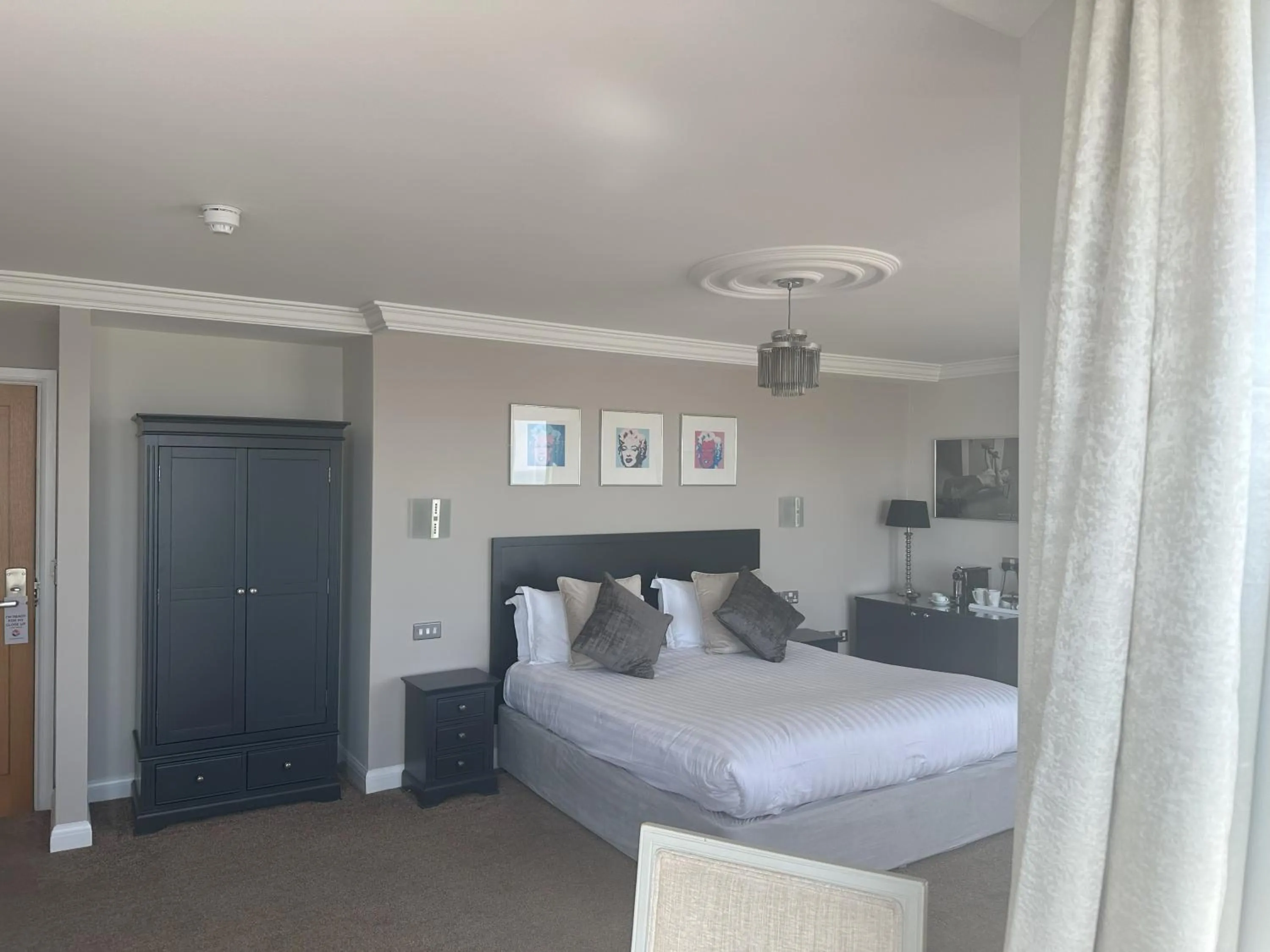 Bedroom, Bed in Legends Hotel