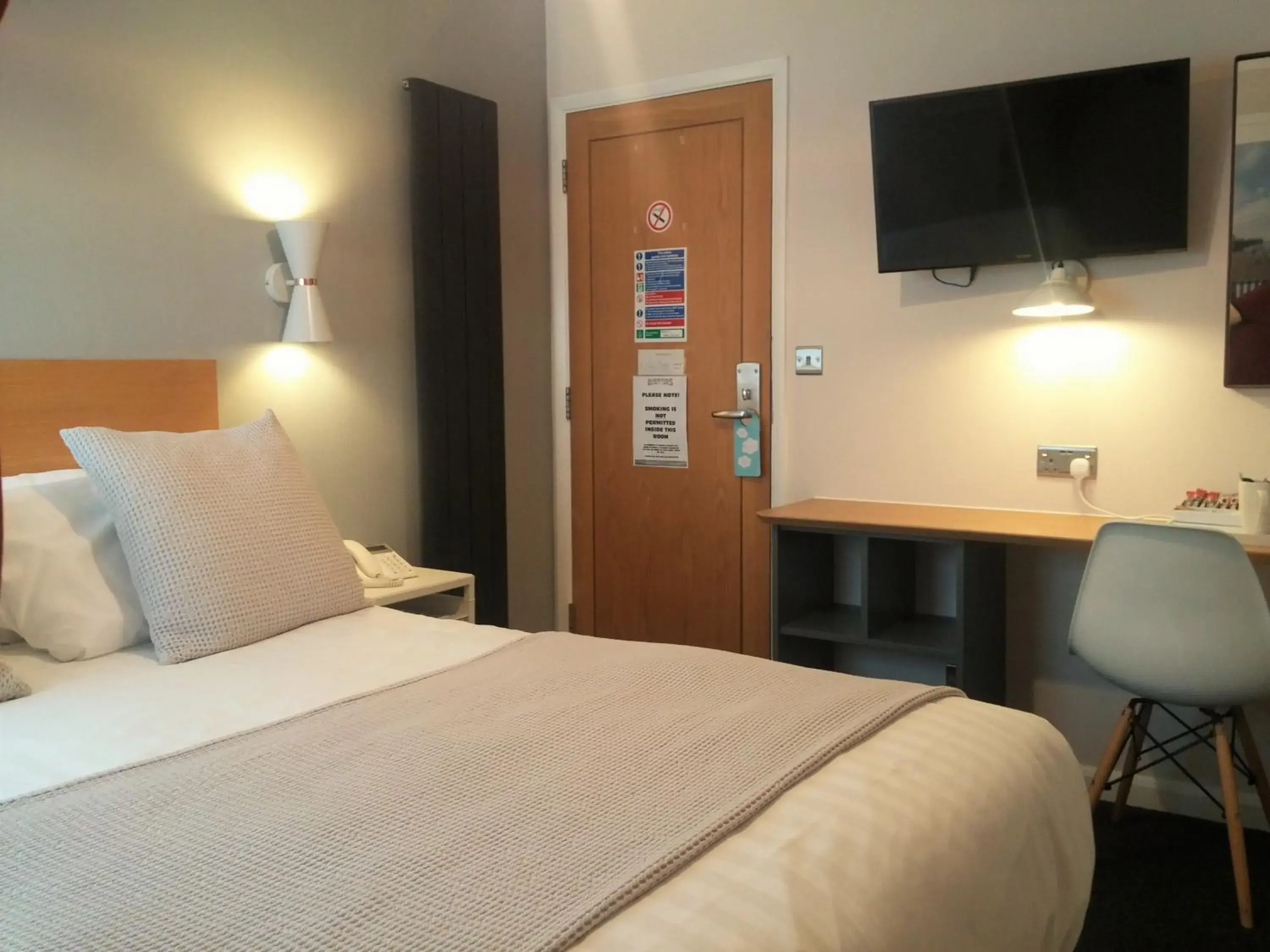 Photo of the whole room, Bed in Legends Hotel Photo of the whole room, Bed in Legends Hotel