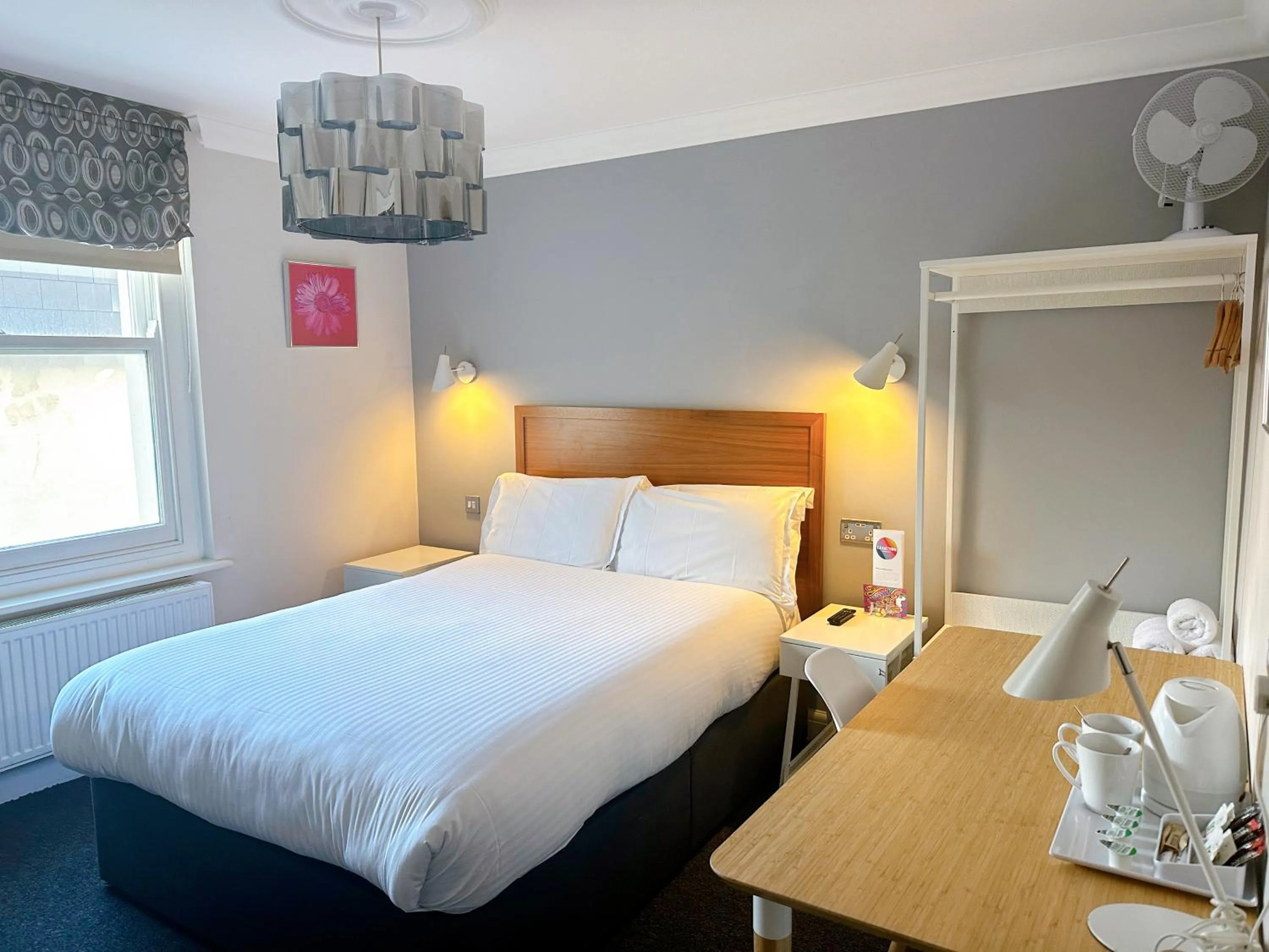 Bedroom, Bed in Legends Hotel