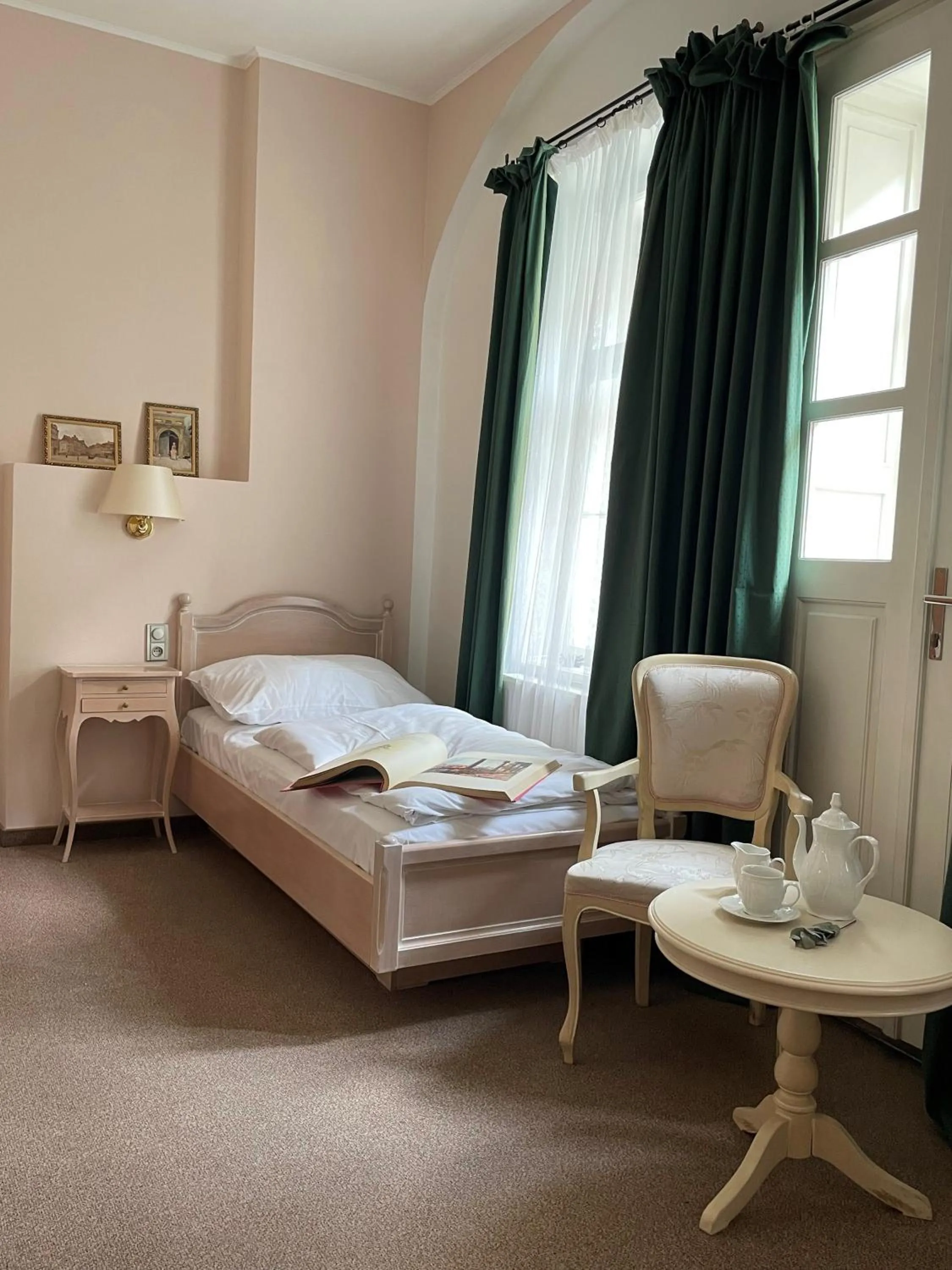 Bed in U Cervene zidle - Red Chair Hotel