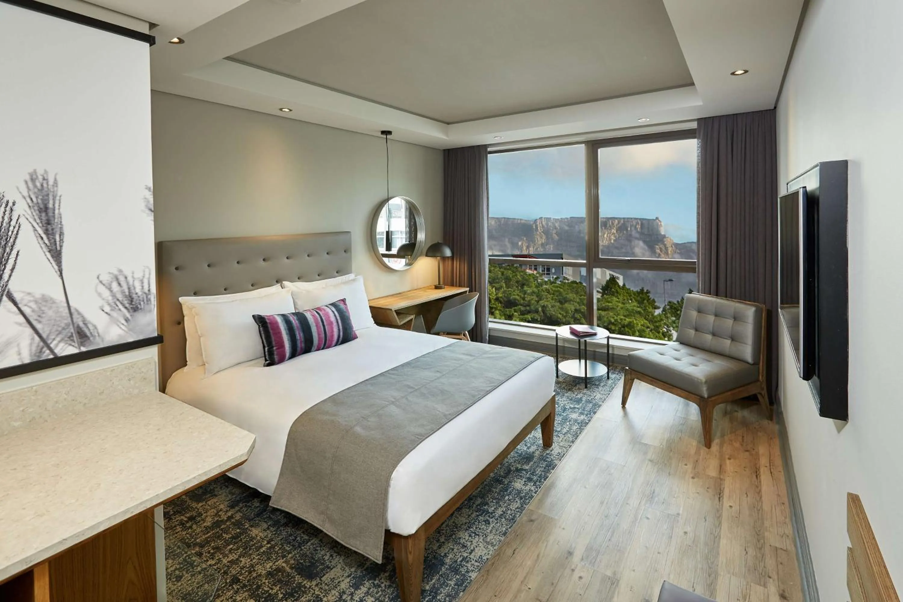 Photo of the whole room, Bed in SunSquare Cape Town City Bowl