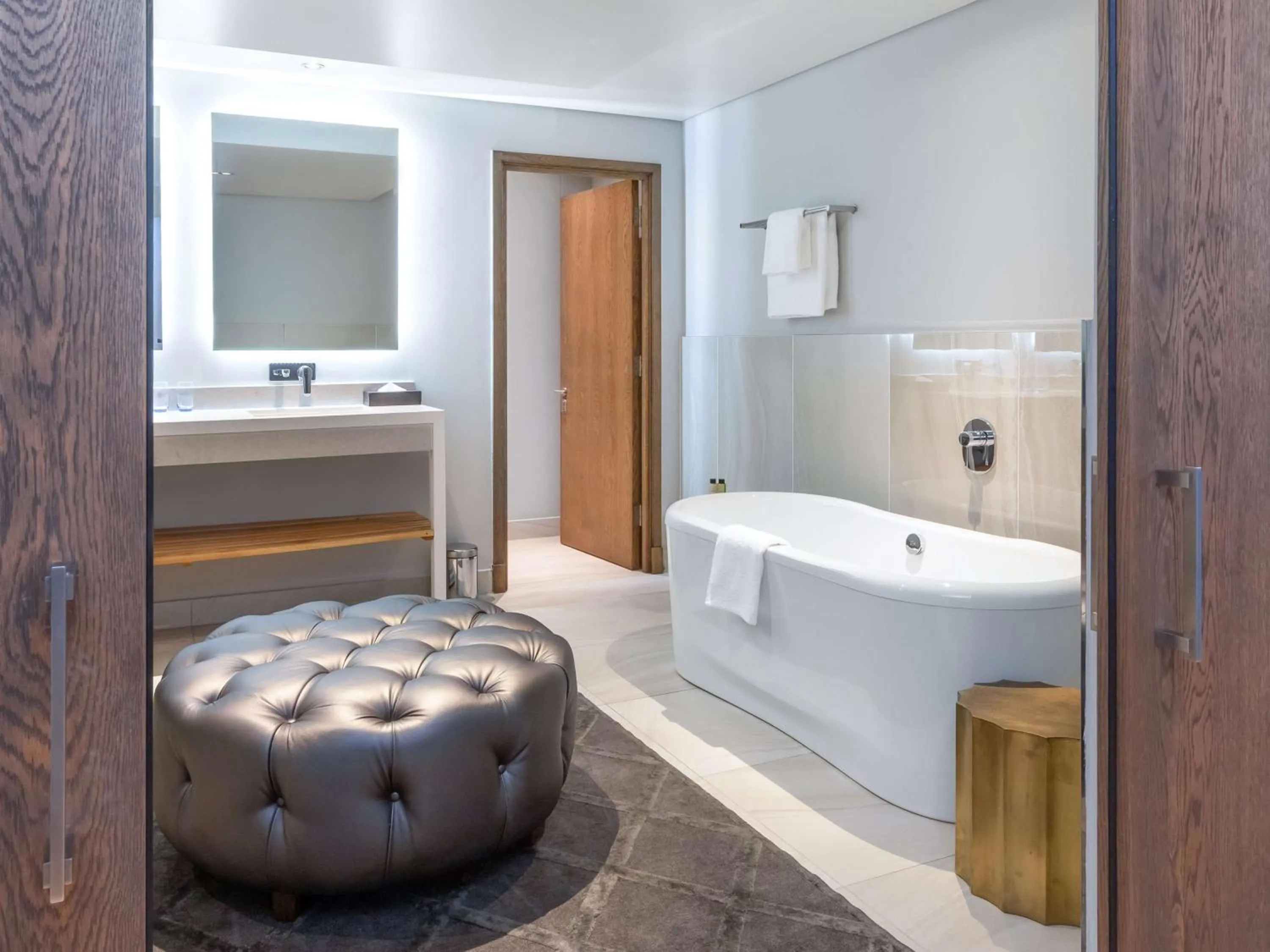 Photo of the whole room in SunSquare Cape Town City Bowl