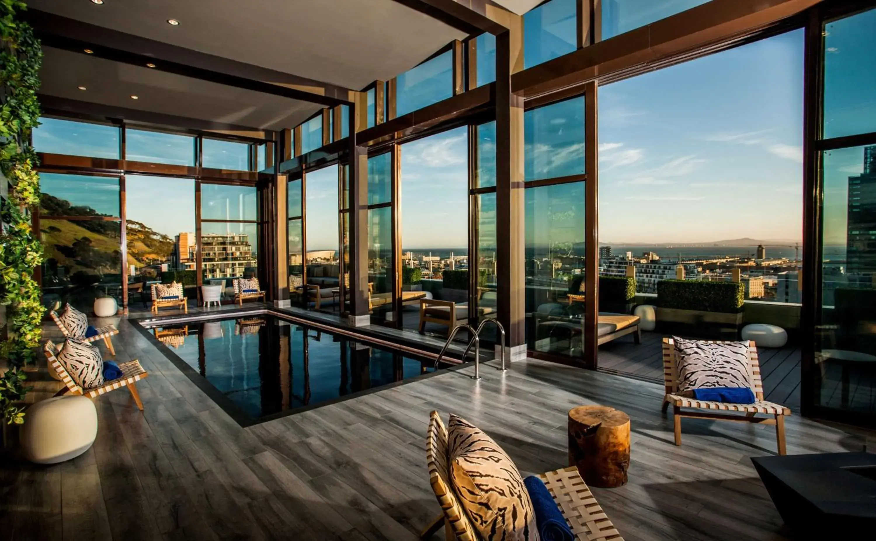 Pool view in SunSquare Cape Town City Bowl Pool view in SunSquare Cape Town City Bowl