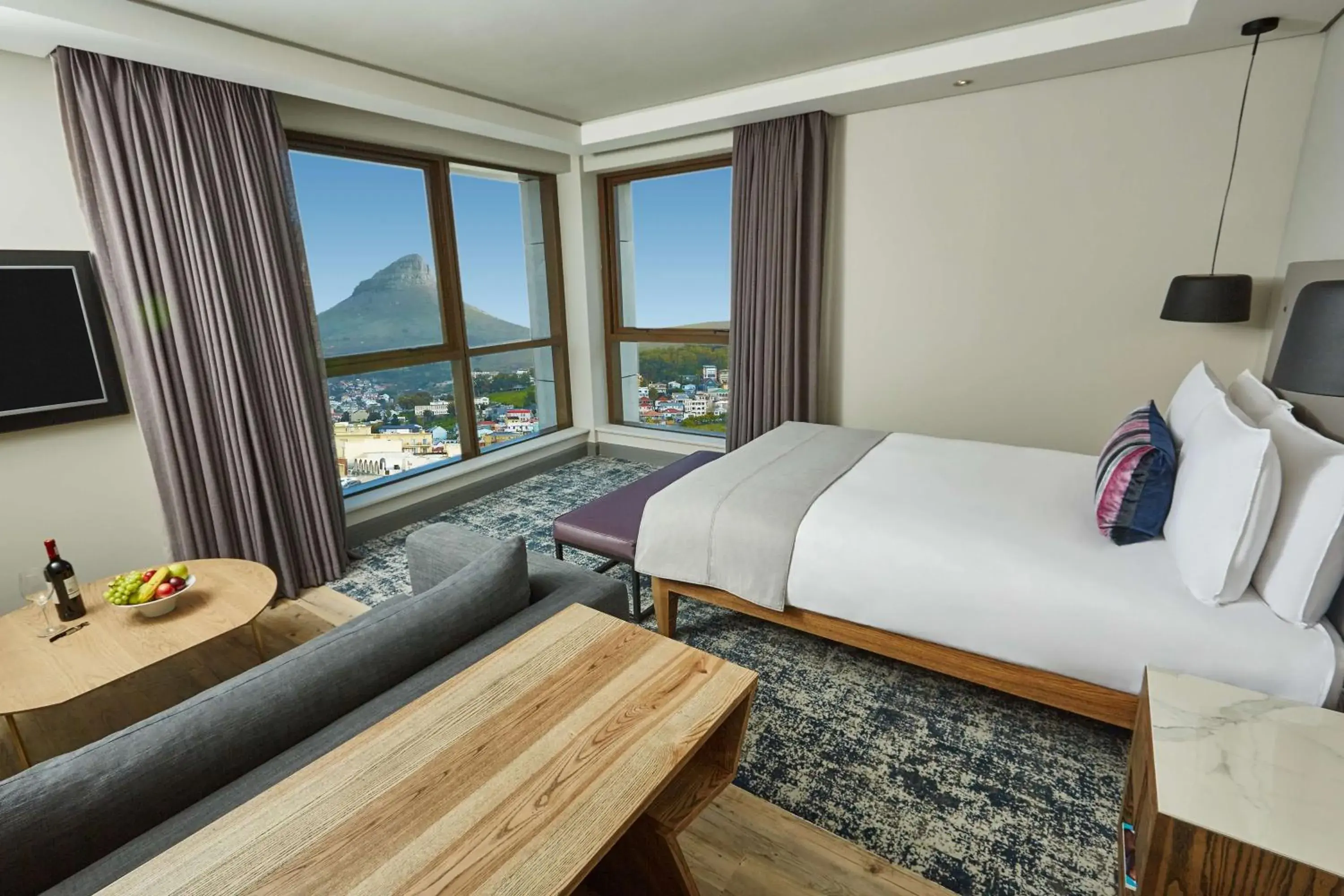 TV and multimedia, Bed in SunSquare Cape Town City Bowl TV and multimedia, Bed in SunSquare Cape Town City Bowl