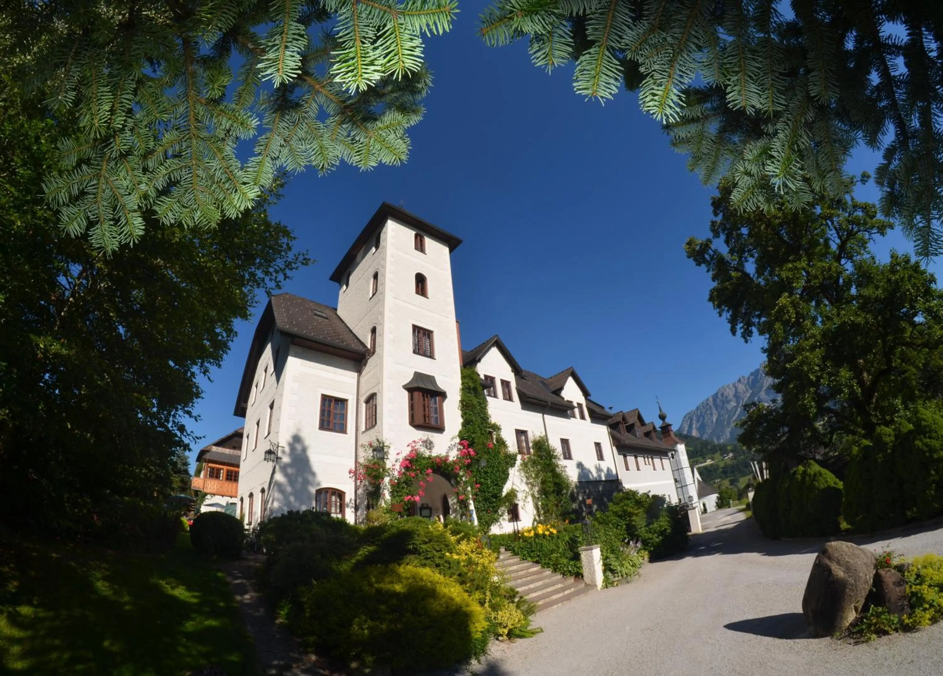 Facade/entrance in Aparthotel Schloss Thannegg