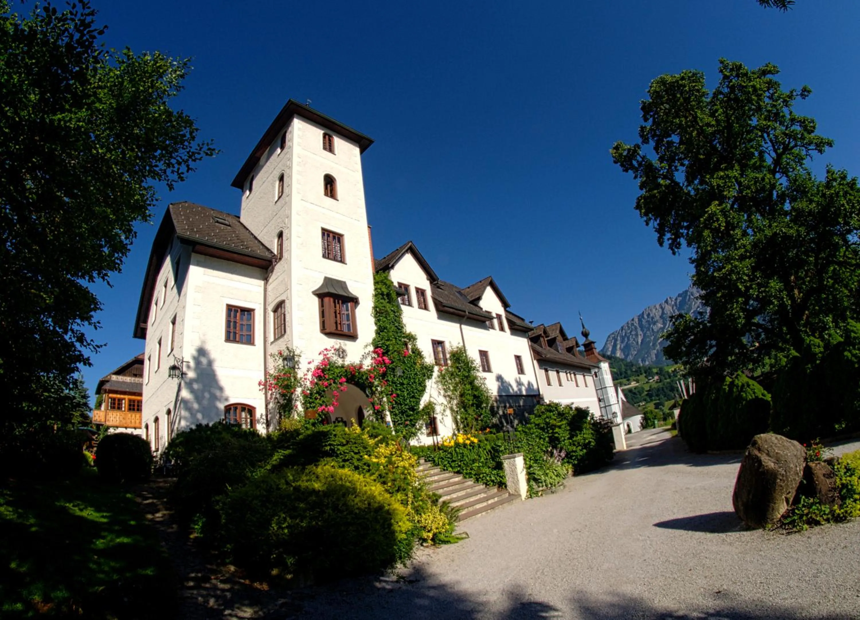 Facade/entrance in Aparthotel Schloss Thannegg