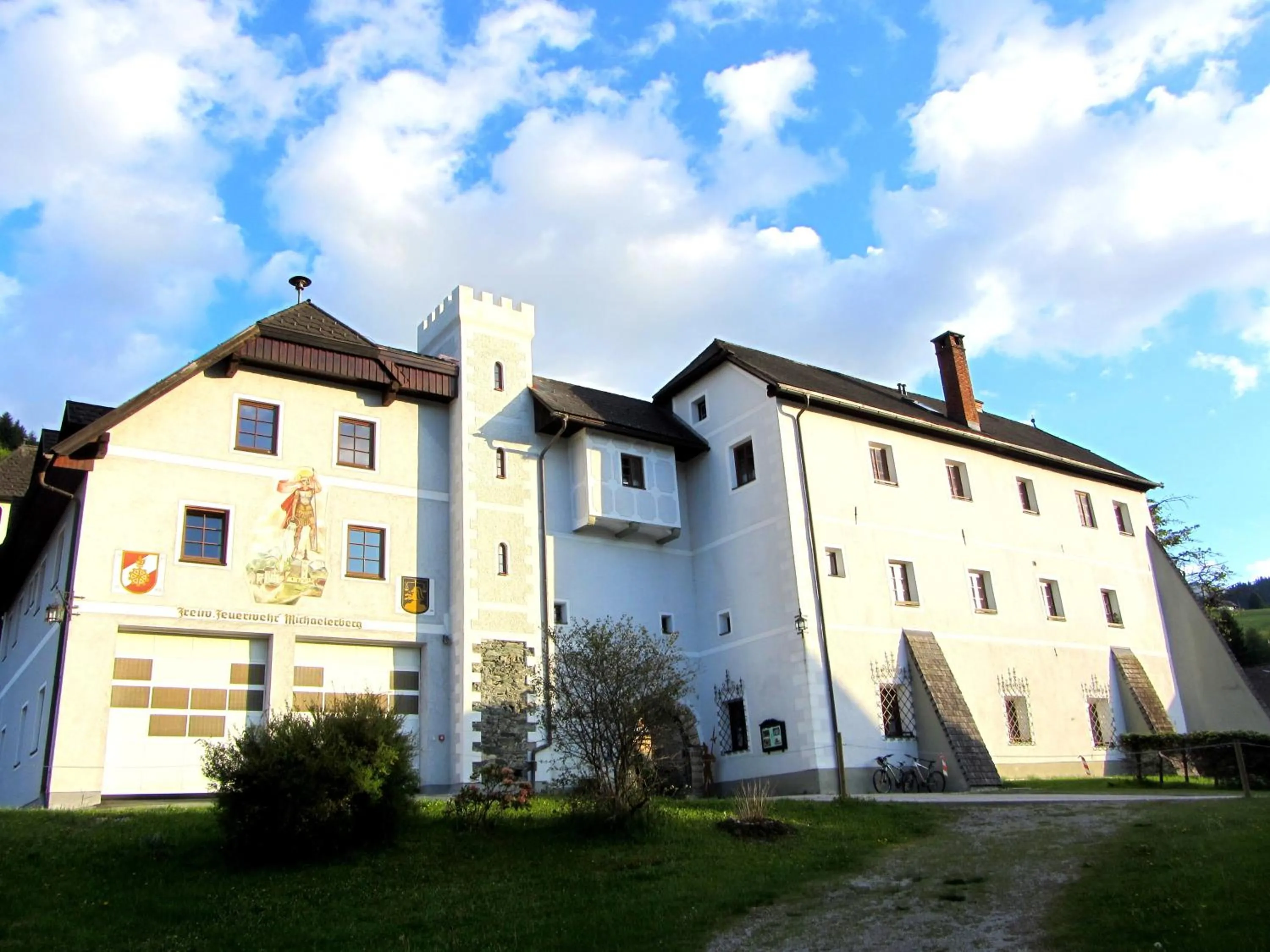 Facade/entrance in Aparthotel Schloss Thannegg