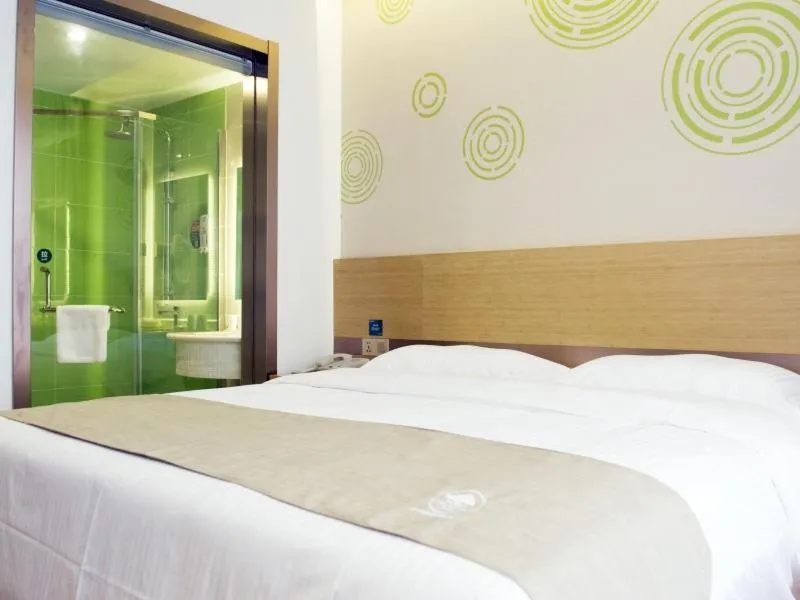 Bed in GreenTree Inn Nantong Qidong Lvsi Harbour Express Hotel