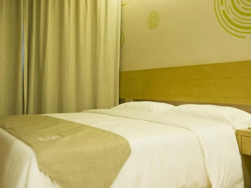 Bed in GreenTree Inn Nantong Qidong Lvsi Harbour Express Hotel