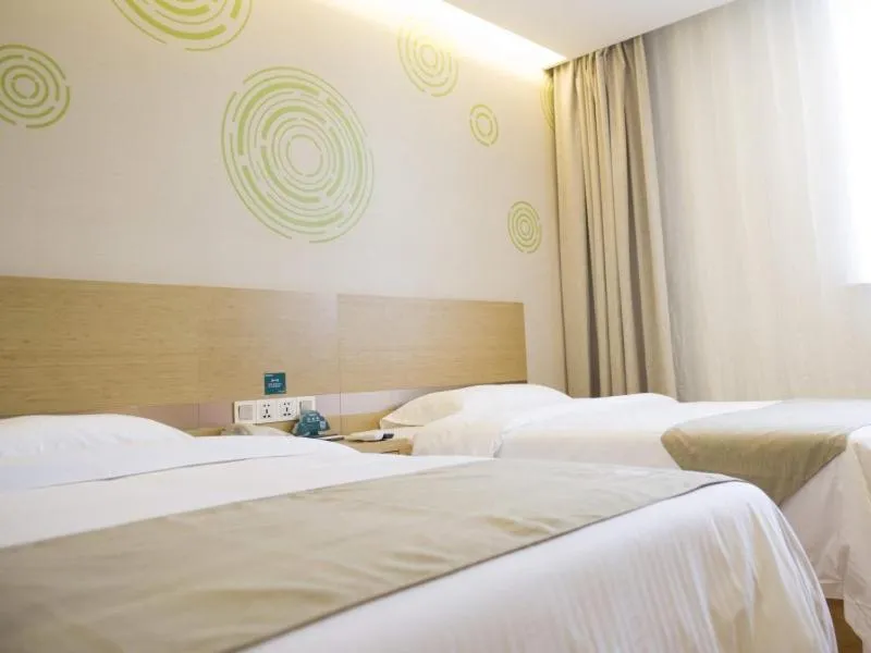 Bed in GreenTree Inn Nantong Qidong Lvsi Harbour Express Hotel