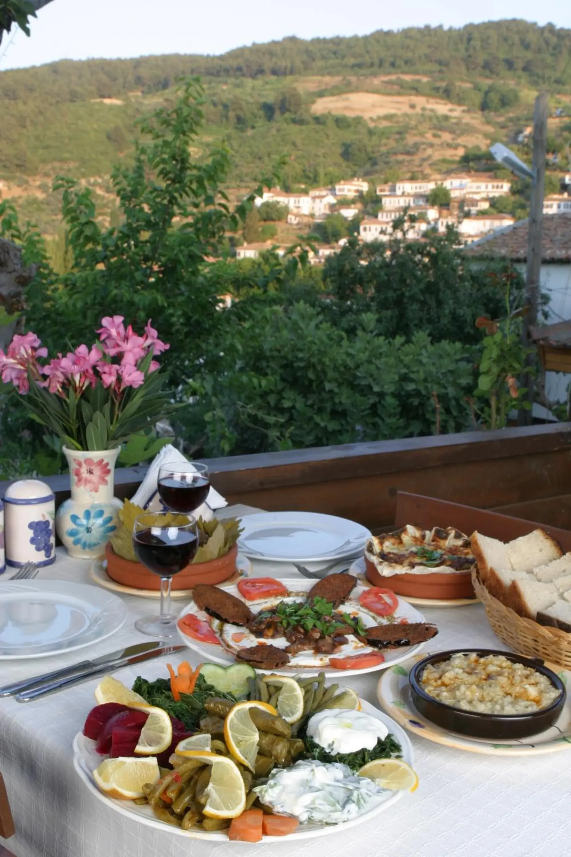 Restaurant/places to eat in Kirkinca Hotel Restaurant/places to eat in Kirkinca Hotel