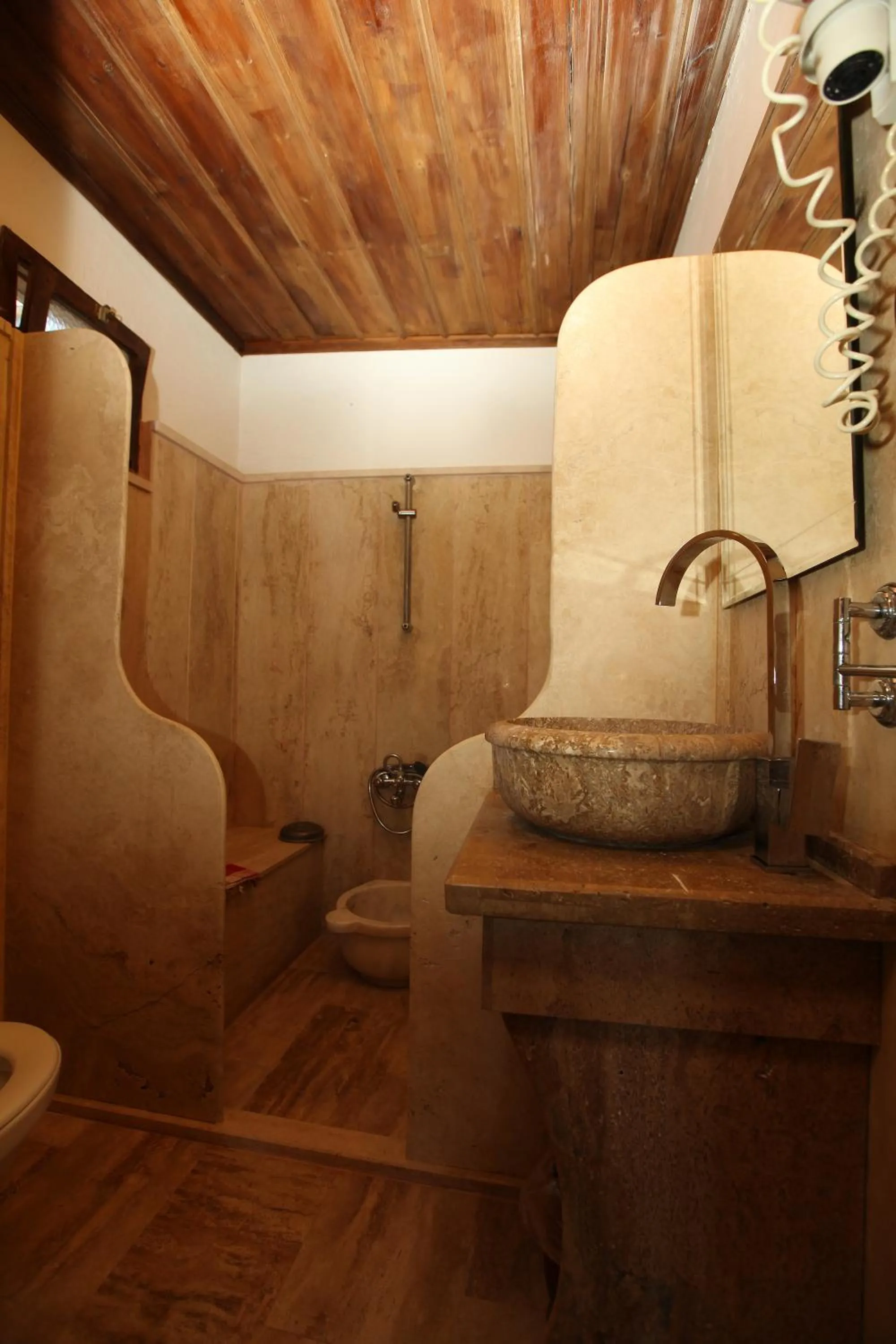 Bathroom in Kirkinca Hotel